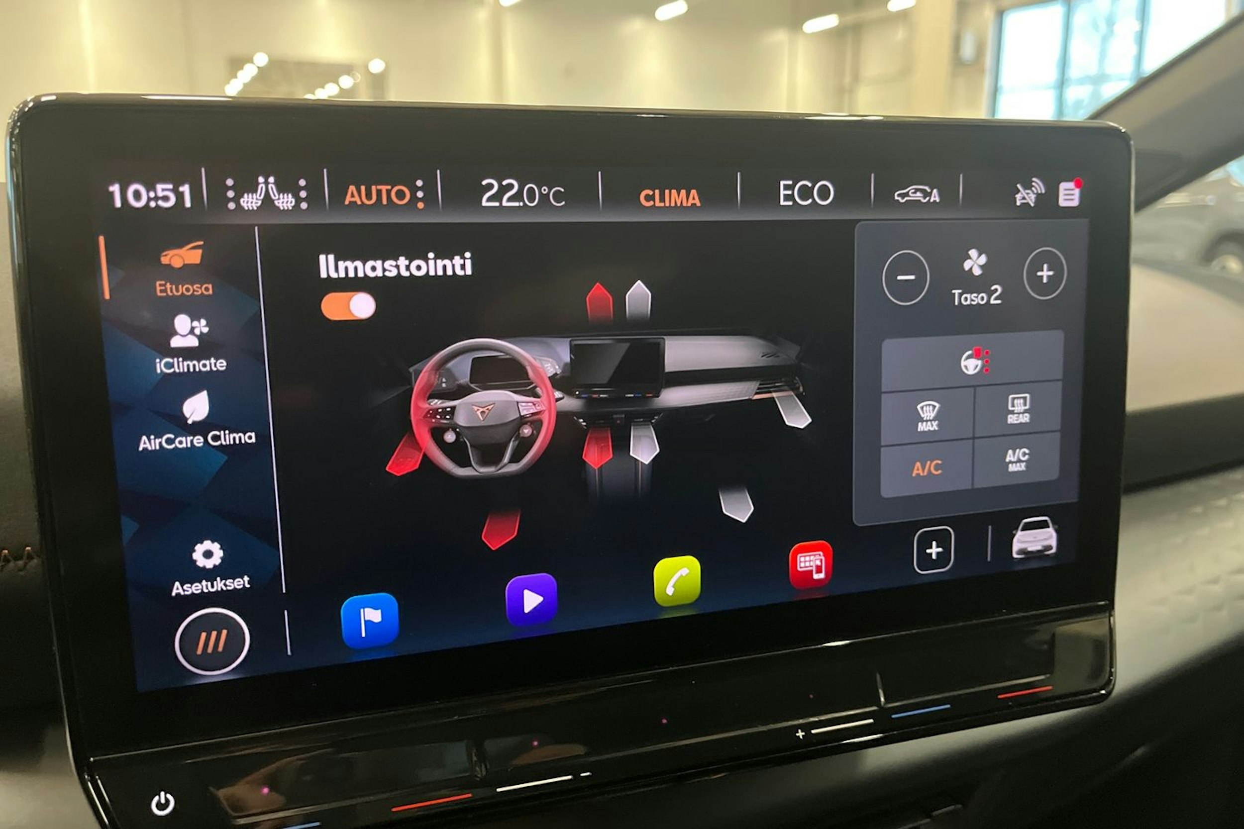 valkoinen CUPRA Born 2022 kuva 32.