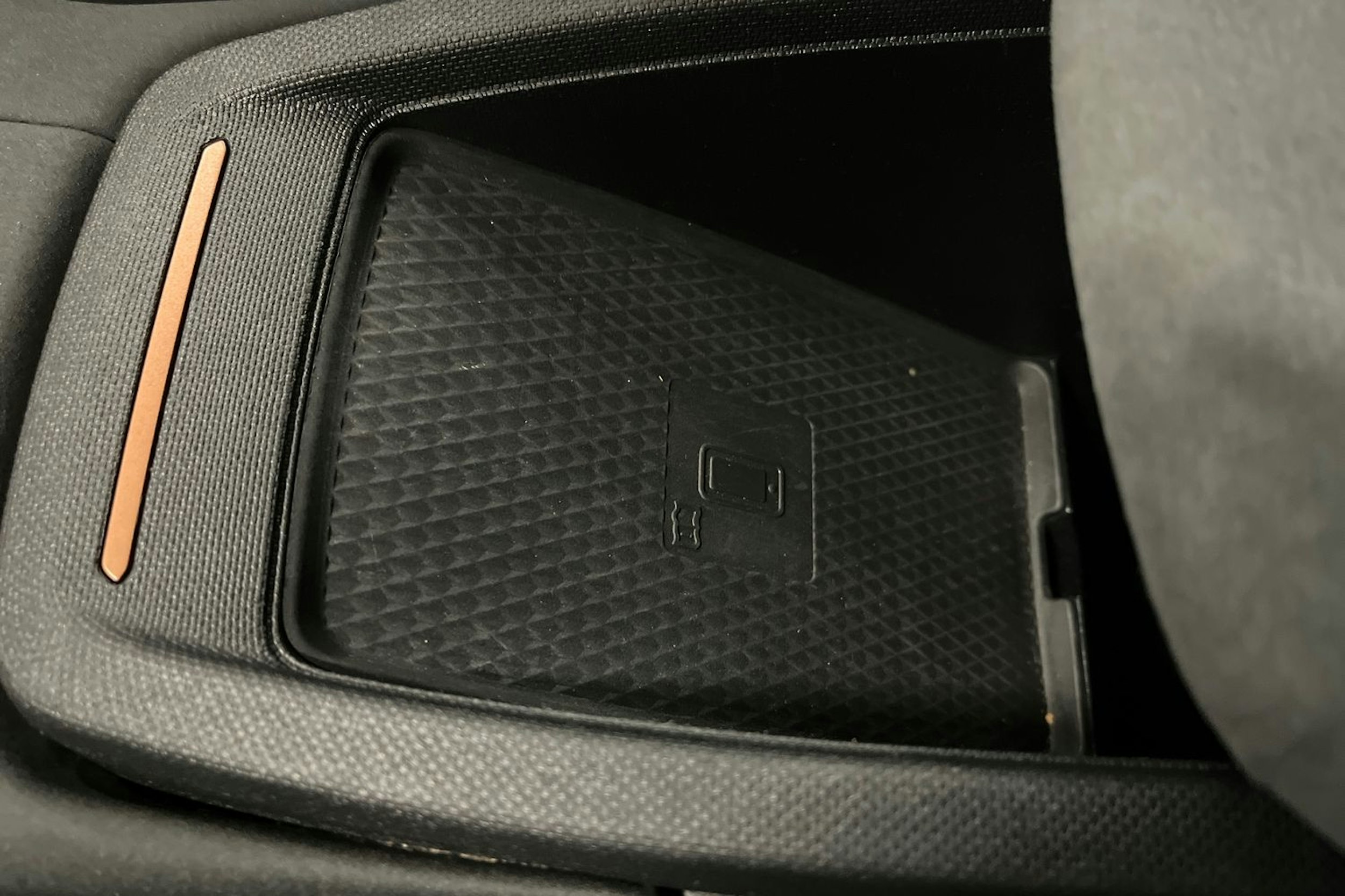 valkoinen CUPRA Born 2022 kuva 36.