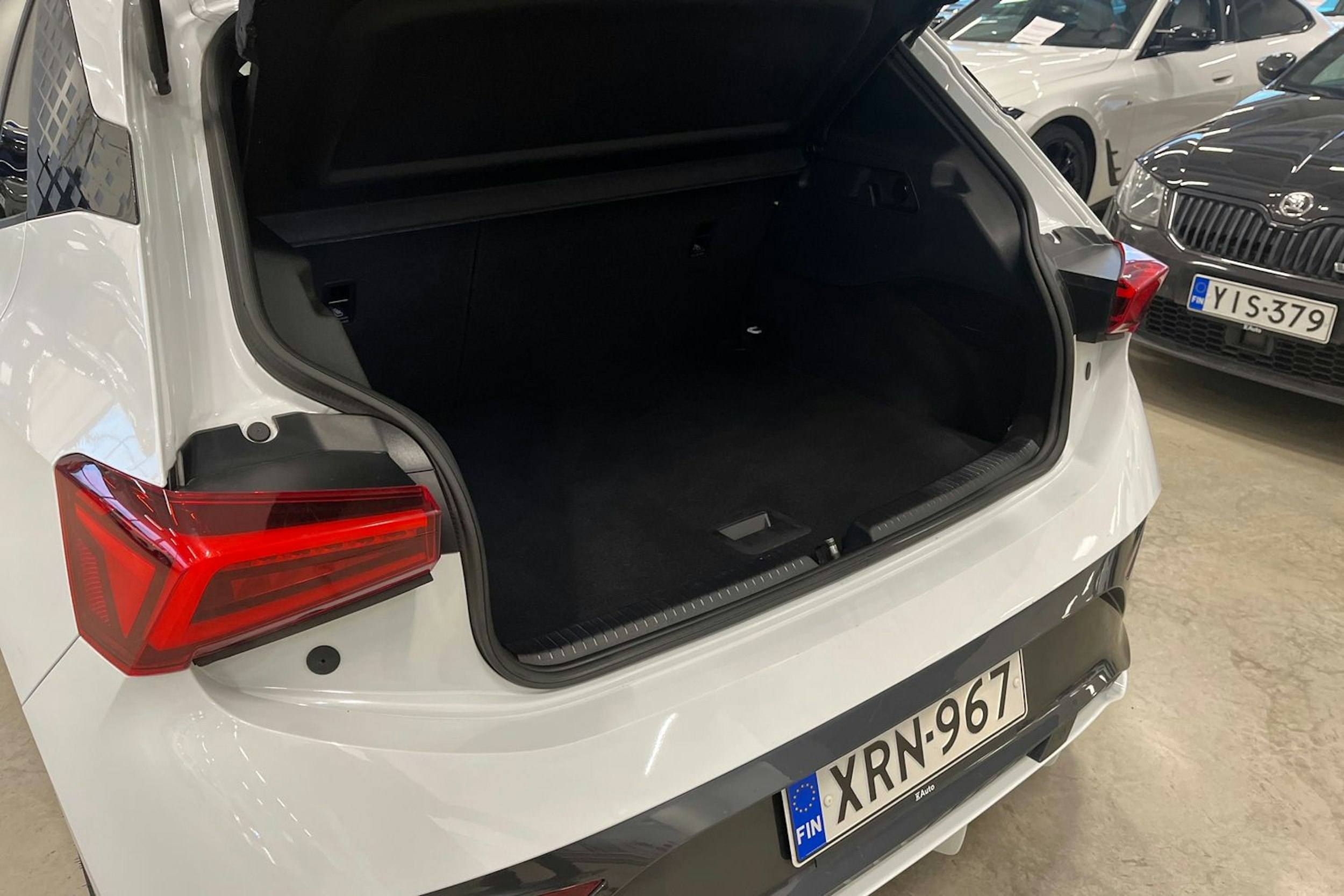 valkoinen CUPRA Born 2022 kuva 38.