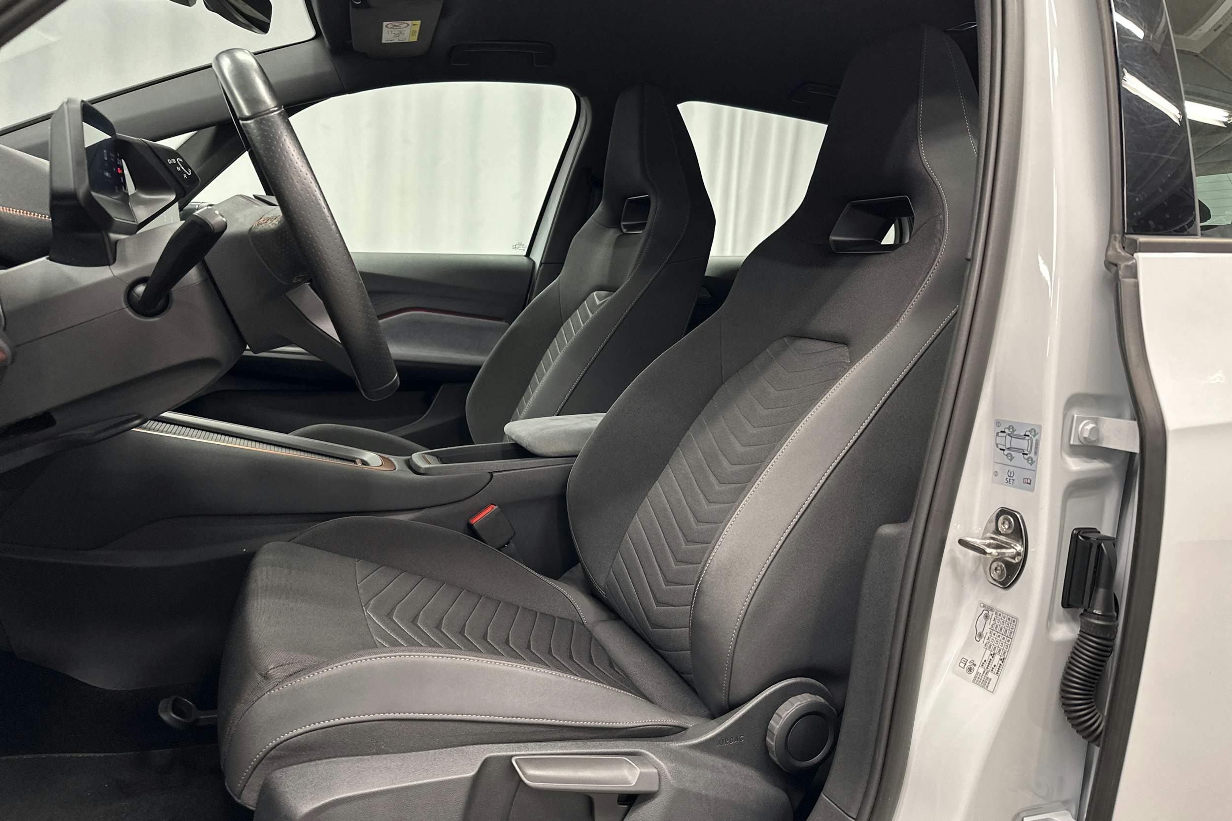 valkoinen CUPRA Born 2022 kuva 15.
