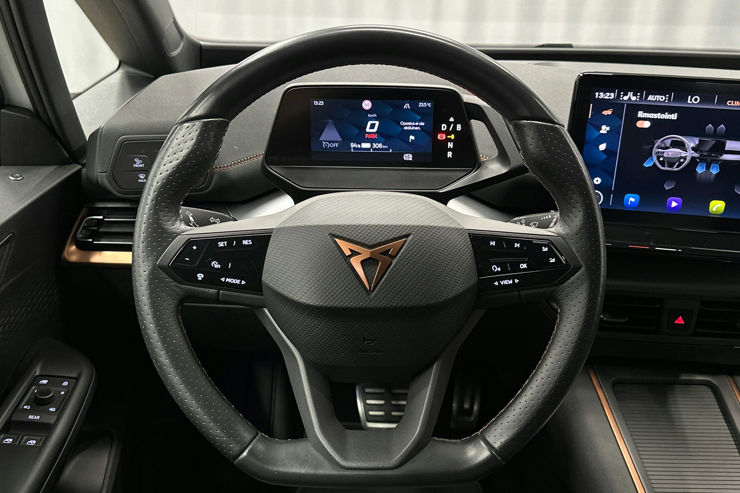 valkoinen CUPRA Born 2022 kuva 16.
