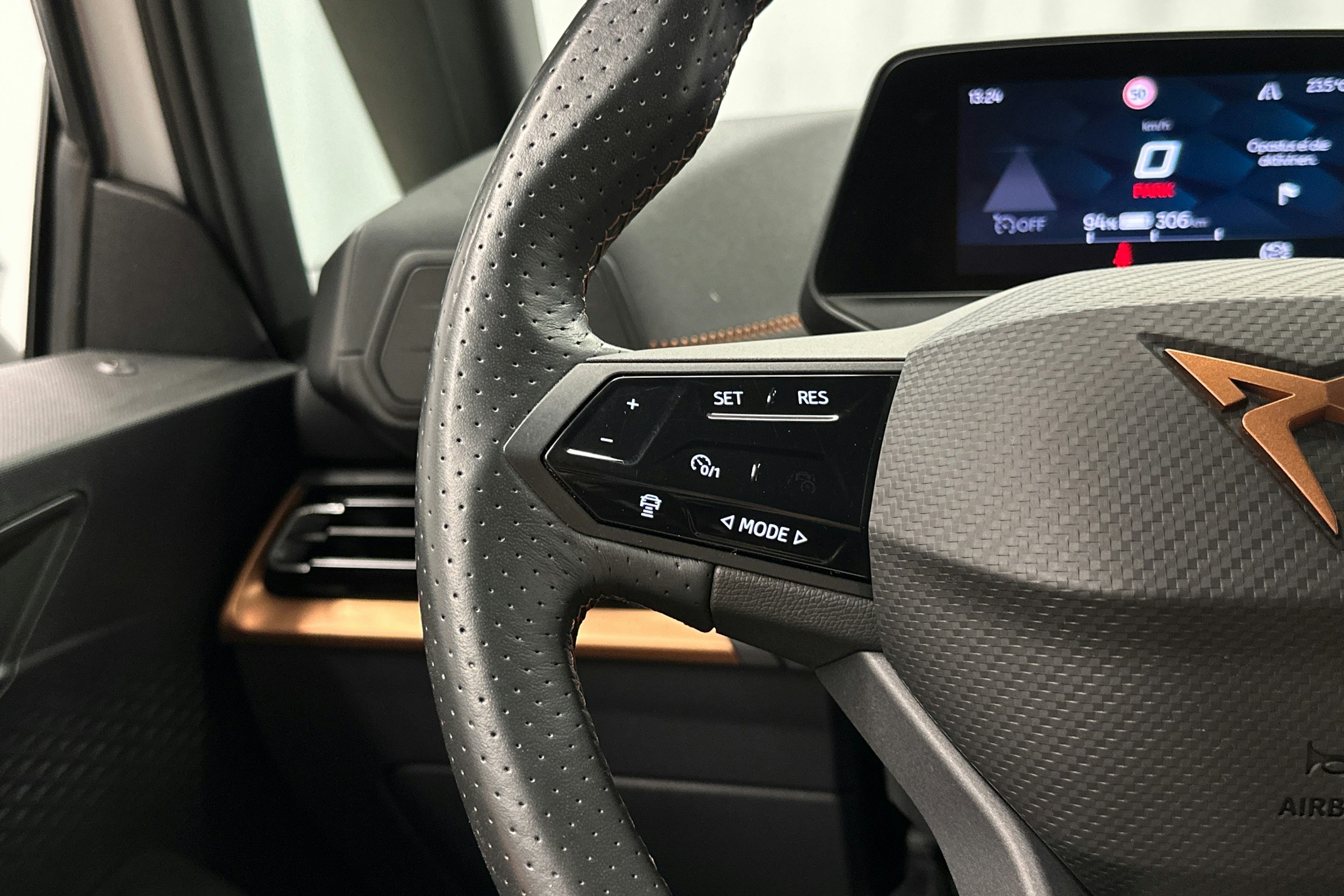 valkoinen CUPRA Born 2022 kuva 17.