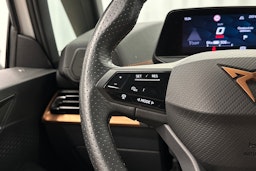 valkoinen CUPRA Born 2022 kuva 17.