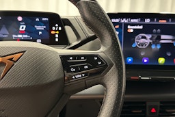 valkoinen CUPRA Born 2022 kuva 18.