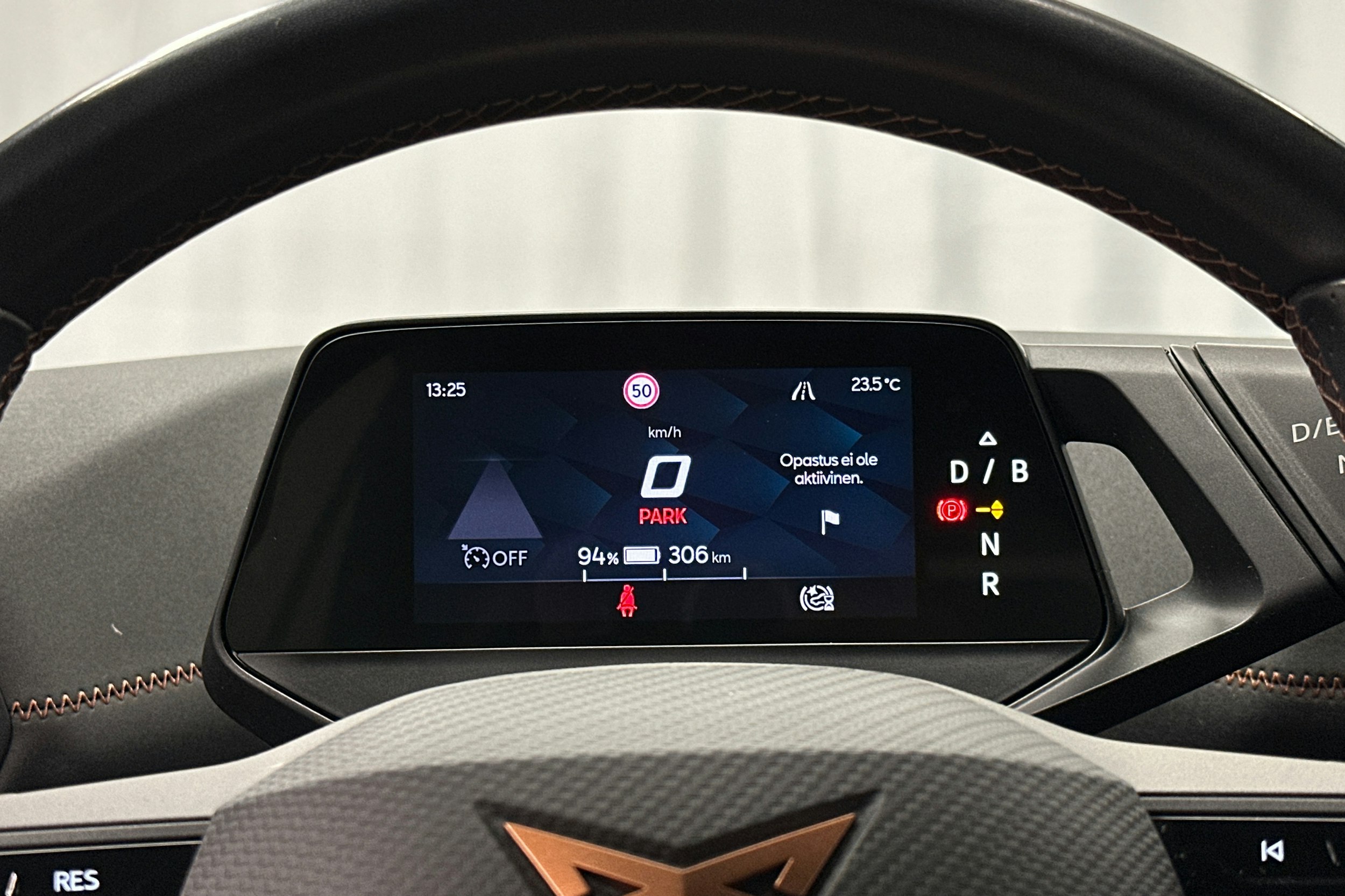 valkoinen CUPRA Born 2022 kuva 19.