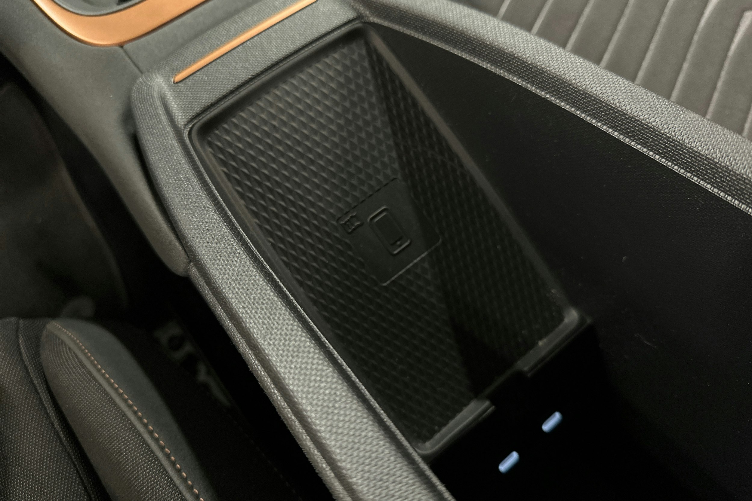 valkoinen CUPRA Born 2022 kuva 21.