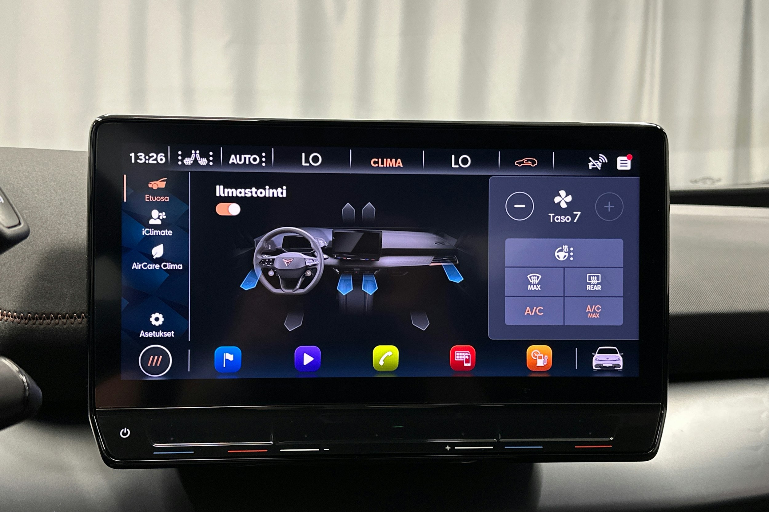 valkoinen CUPRA Born 2022 kuva 26.