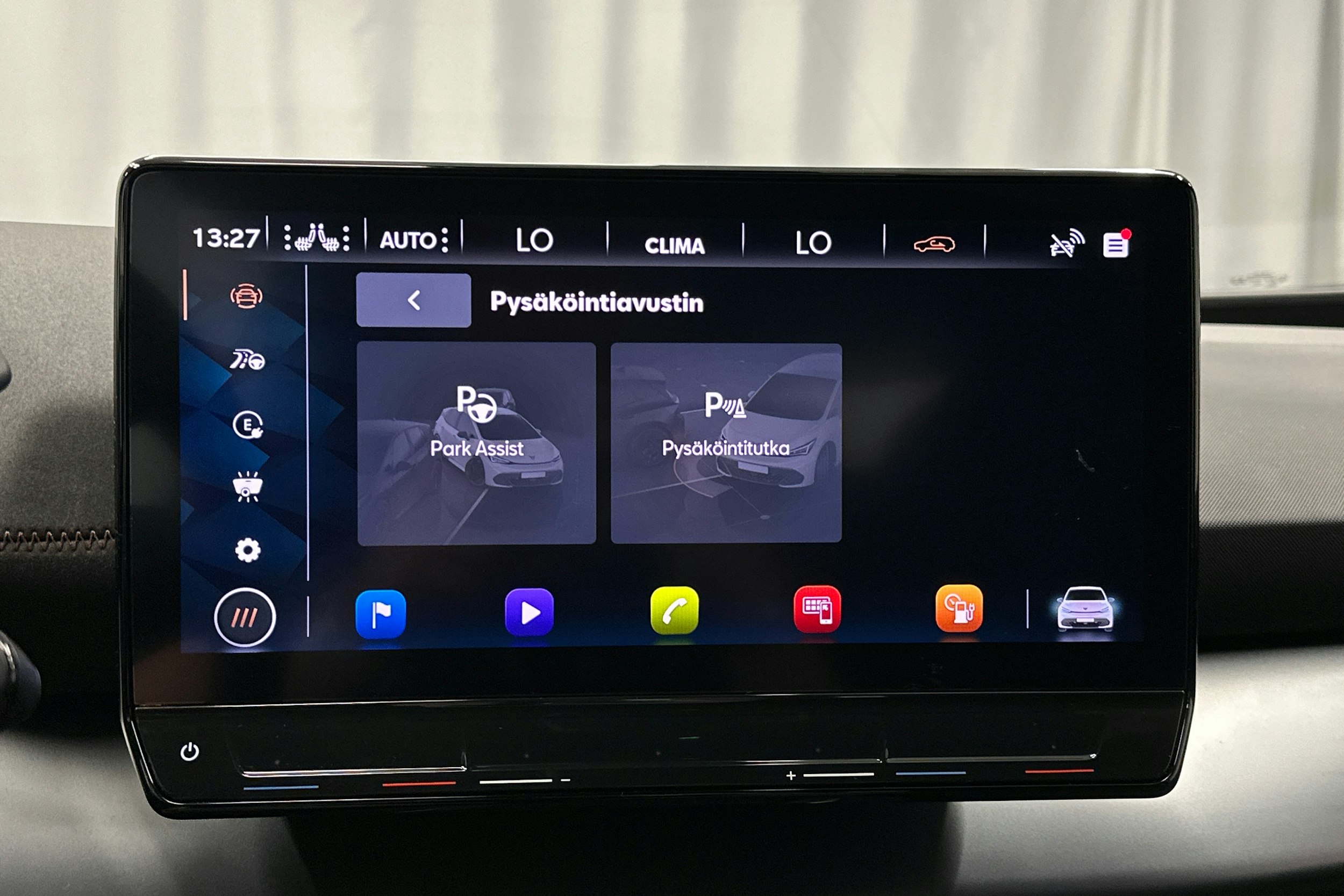 valkoinen CUPRA Born 2022 kuva 28.