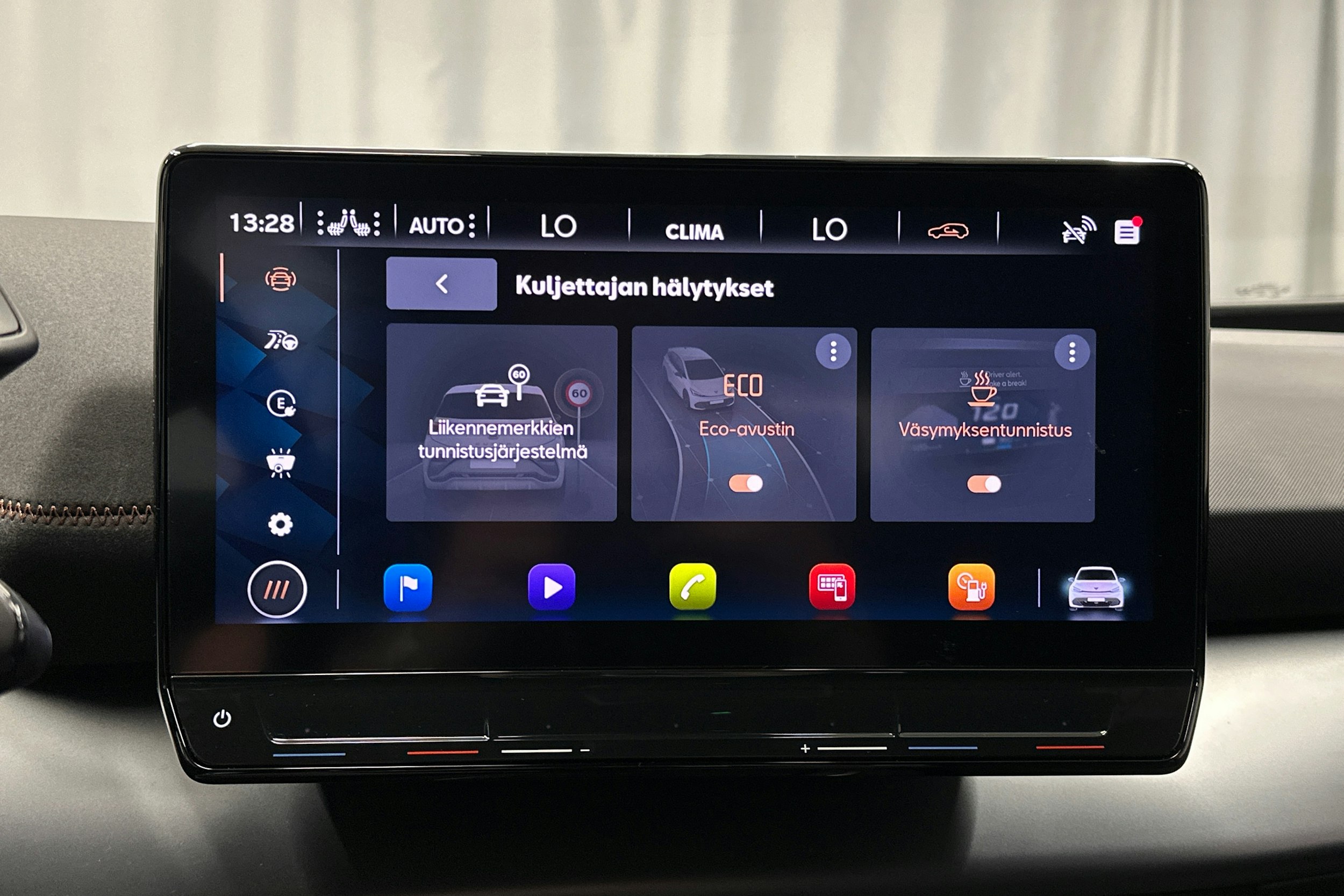 valkoinen CUPRA Born 2022 kuva 31.