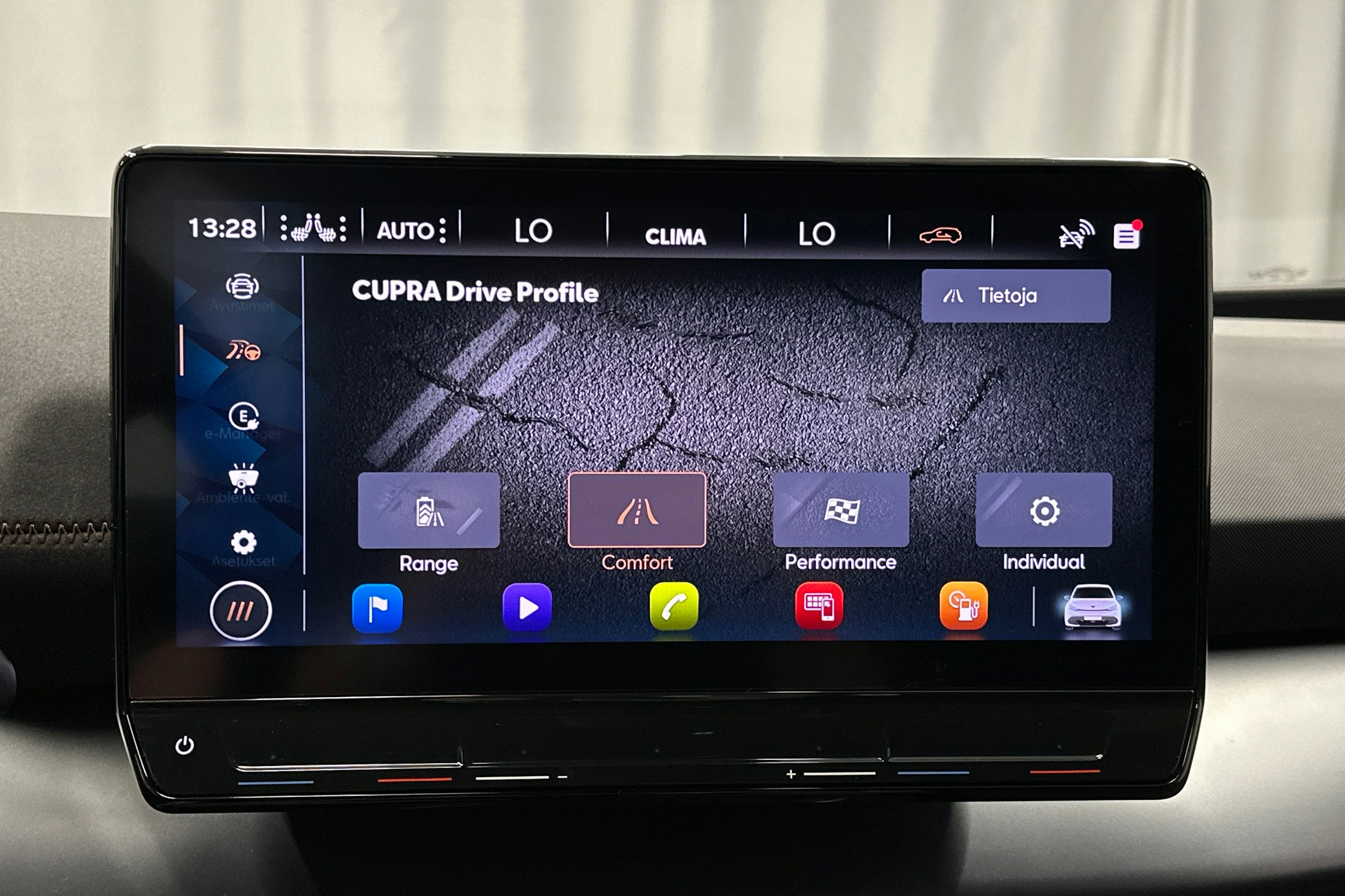 valkoinen CUPRA Born 2022 kuva 32.