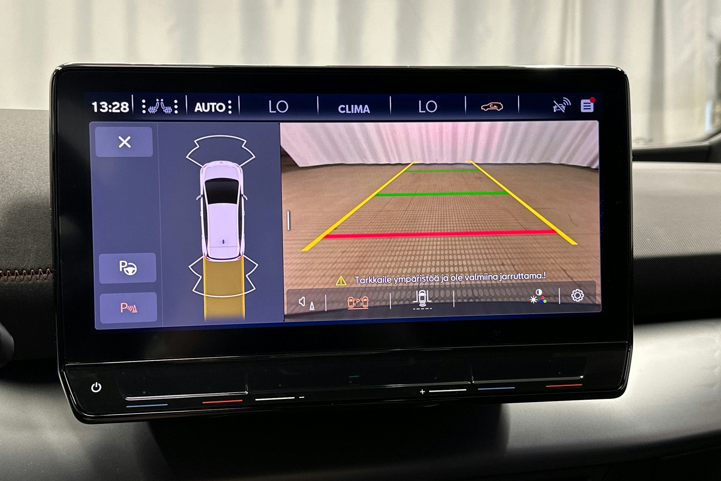 valkoinen CUPRA Born 2022 kuva 34.