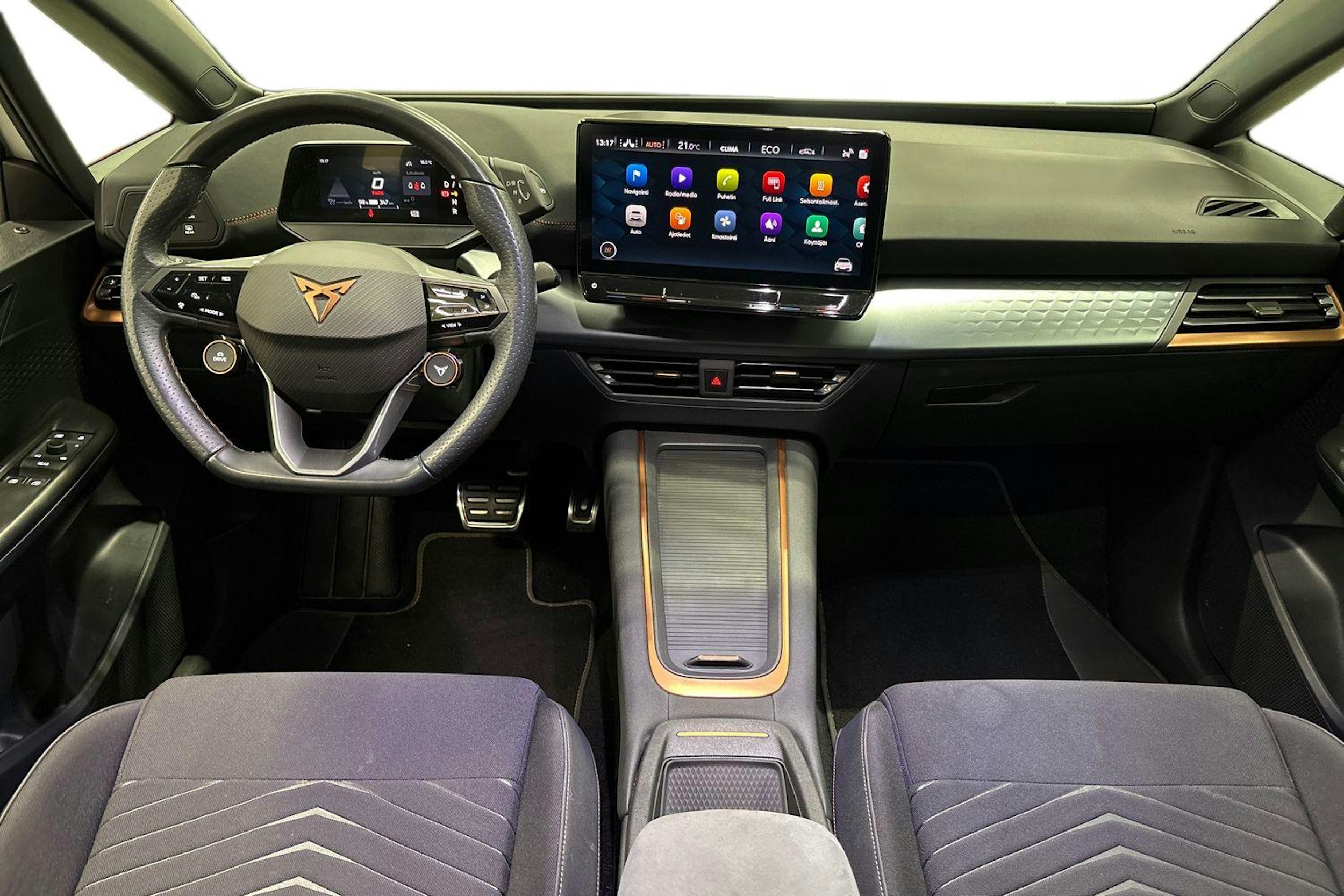 valkoinen CUPRA Born 2022 kuva 9.