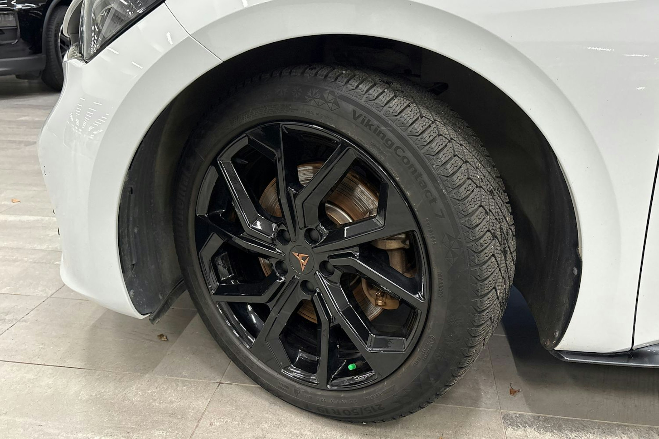 valkoinen CUPRA Born 2022 kuva 13.