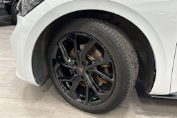 valkoinen CUPRA Born 2022 kuva 13.