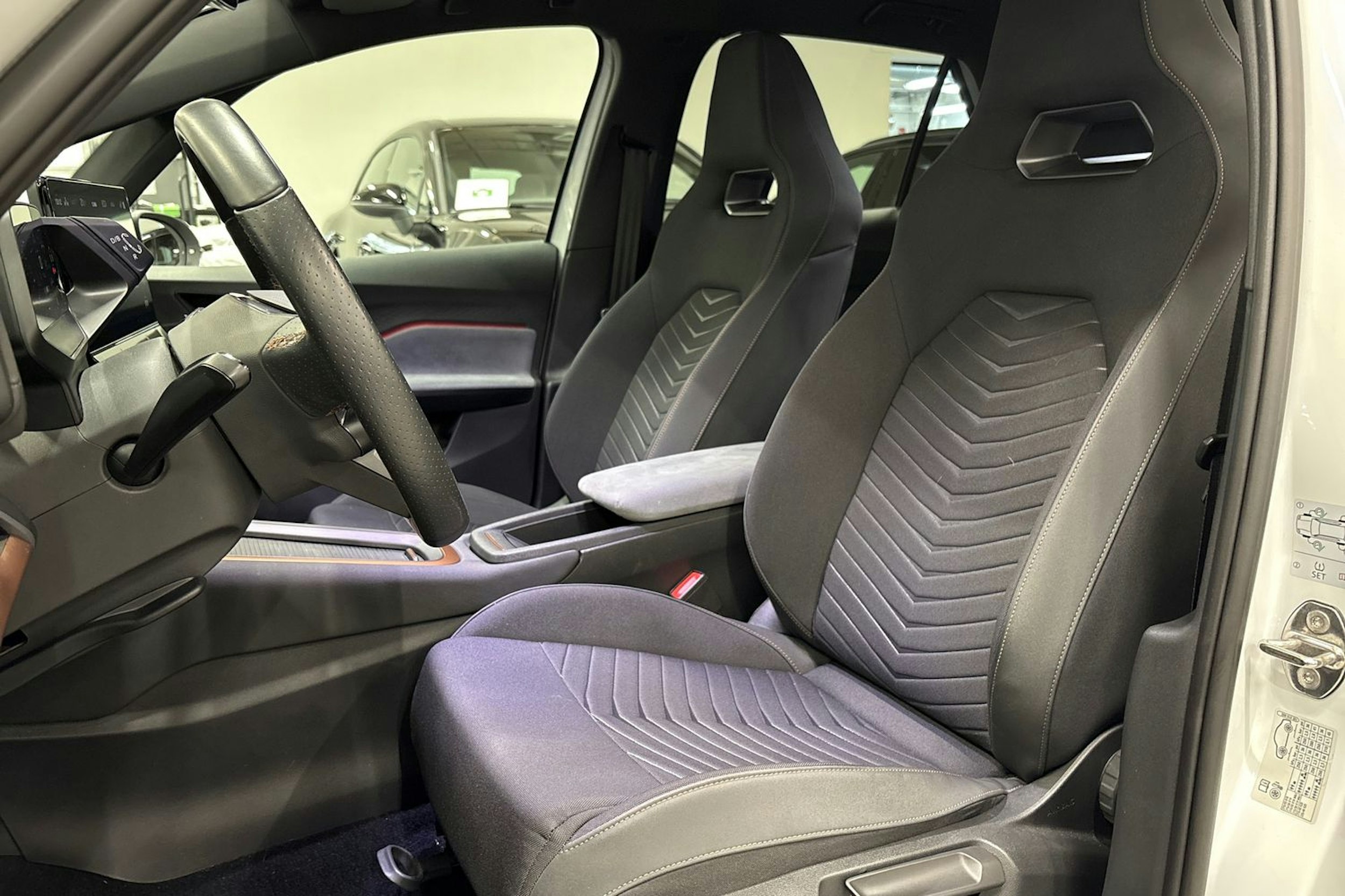 valkoinen CUPRA Born 2022 kuva 14.