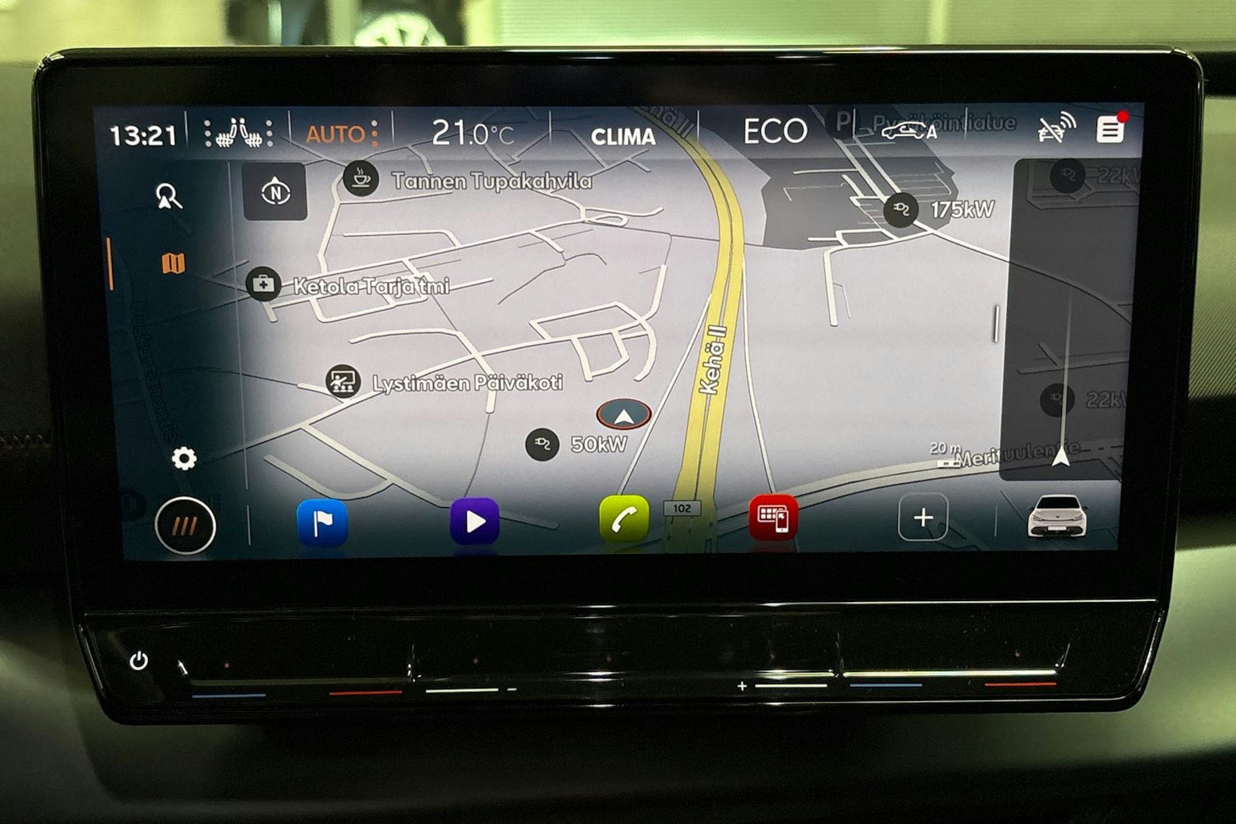 valkoinen CUPRA Born 2022 kuva 15.