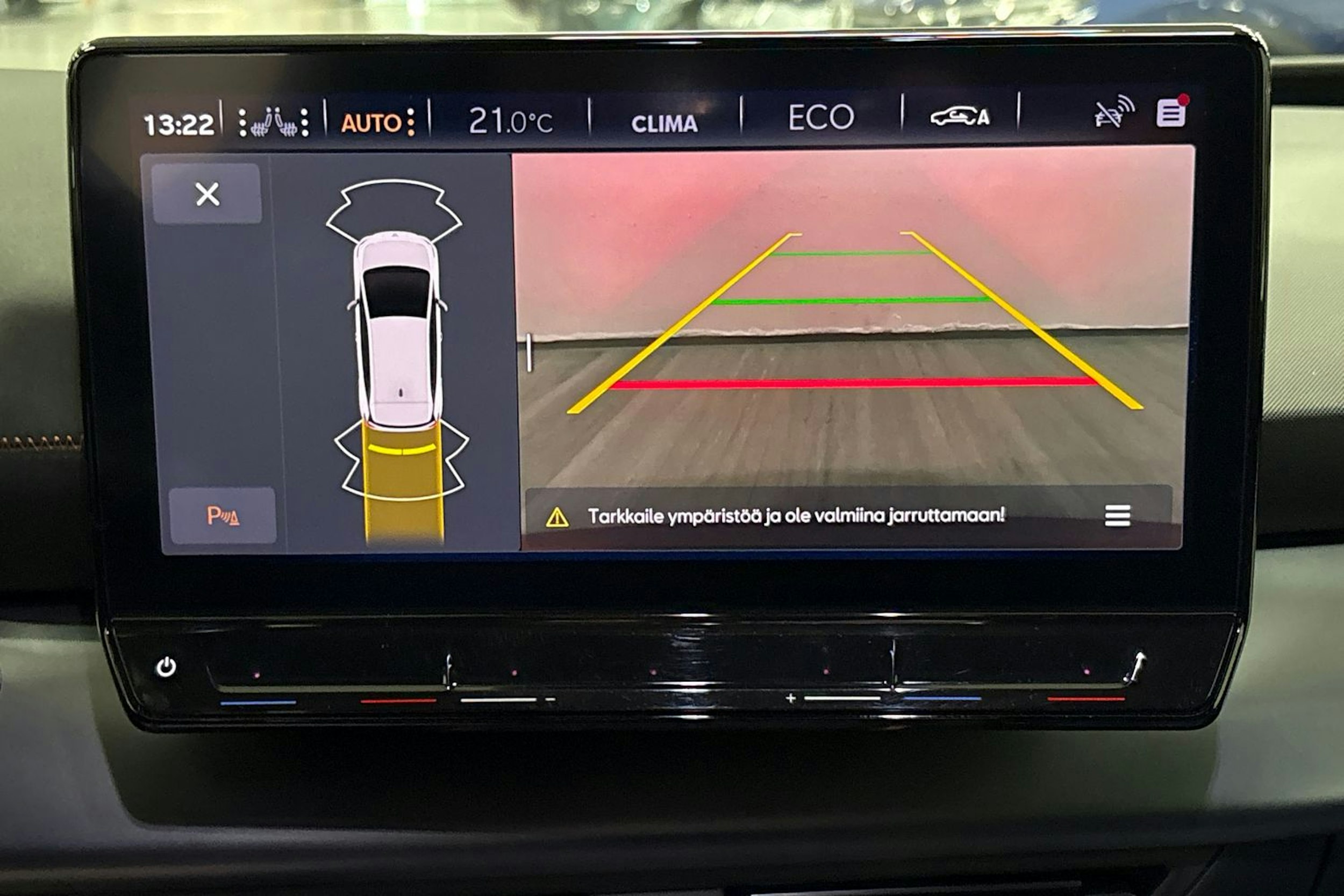 valkoinen CUPRA Born 2022 kuva 16.