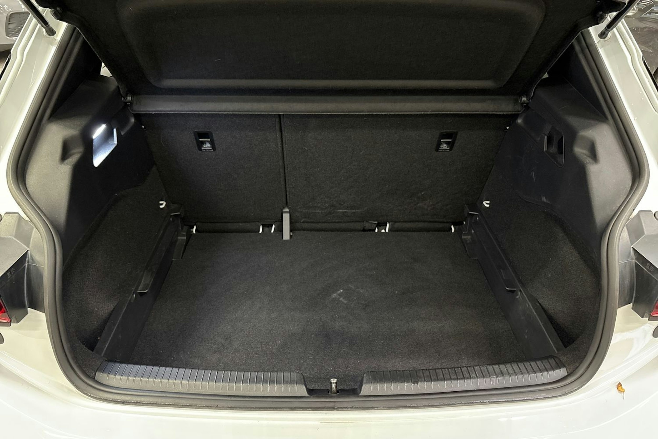 valkoinen CUPRA Born 2022 kuva 17.