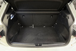 valkoinen CUPRA Born 2022 kuva 17.