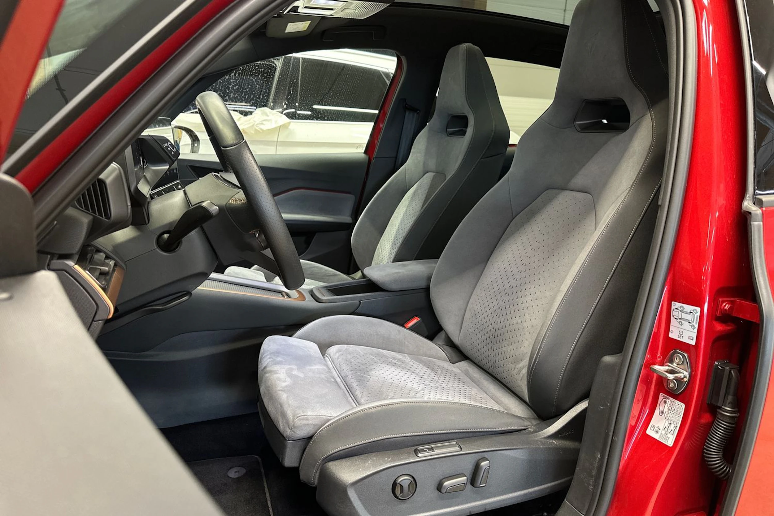 punainen CUPRA Born 2023 kuva 14.