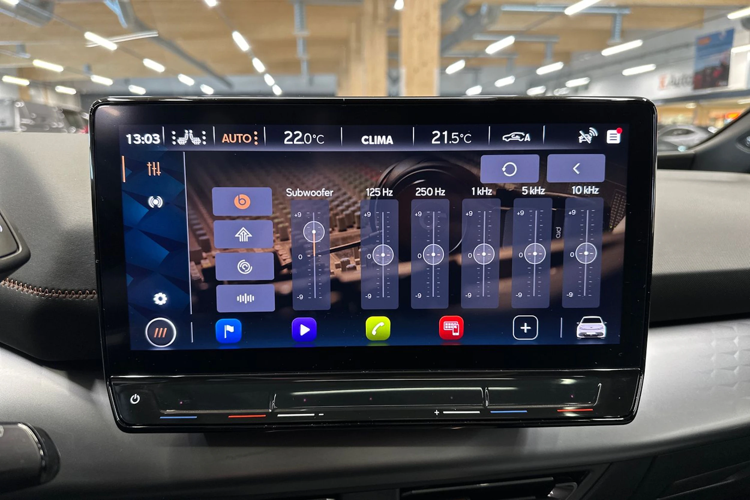 punainen CUPRA Born 2023 kuva 19.