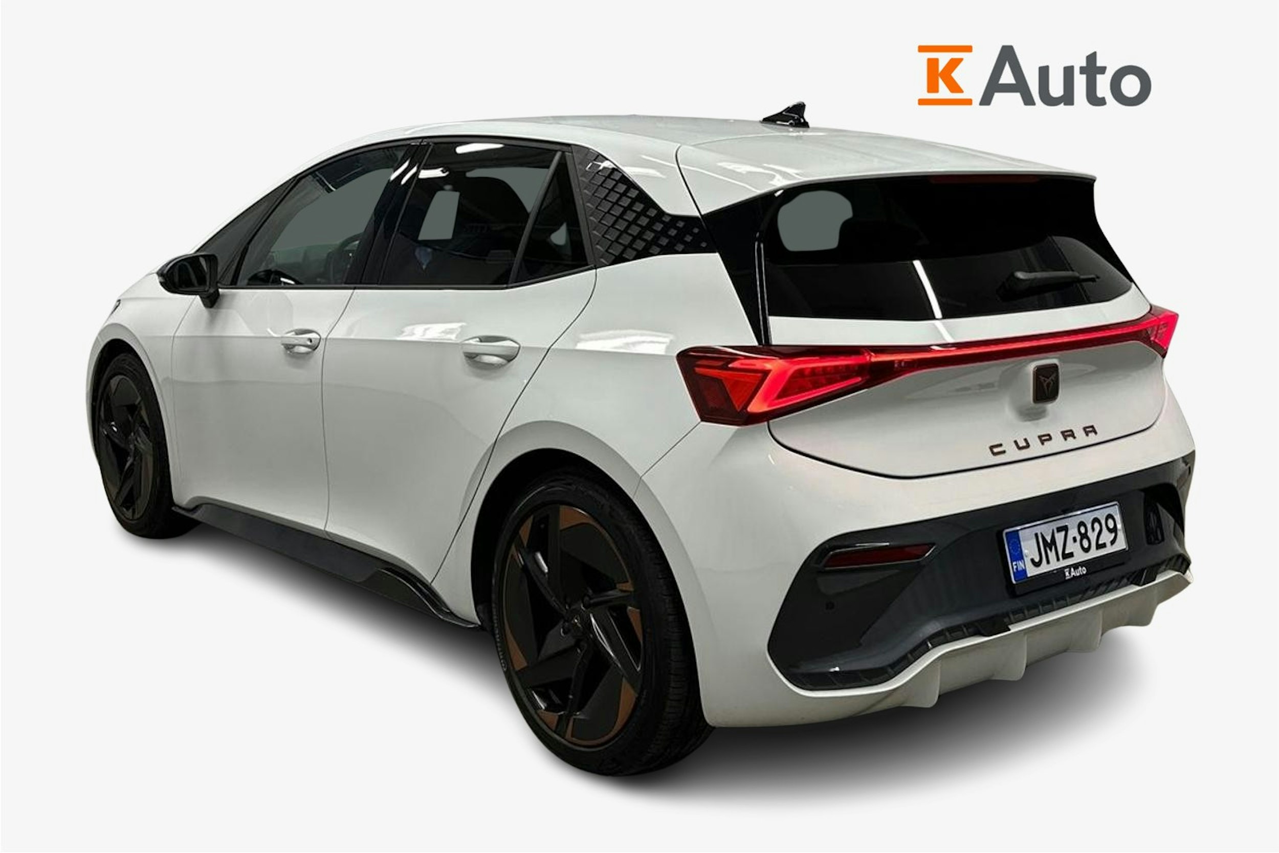 valkoinen CUPRA Born 2023 kuva 2.