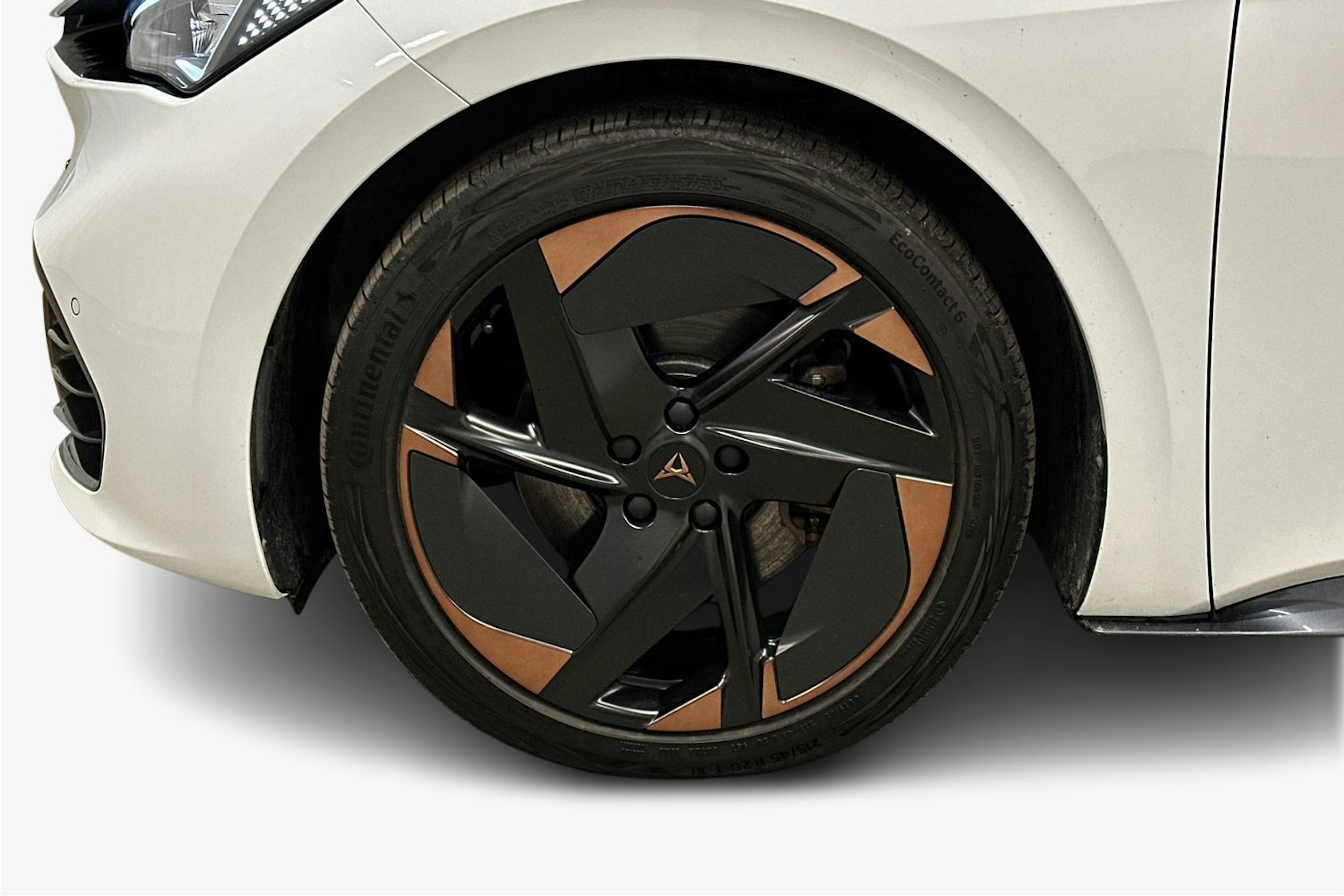 valkoinen CUPRA Born 2023 kuva 9.