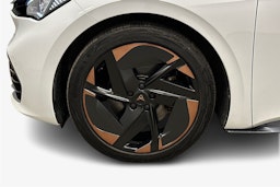 valkoinen CUPRA Born 2023 kuva 9.