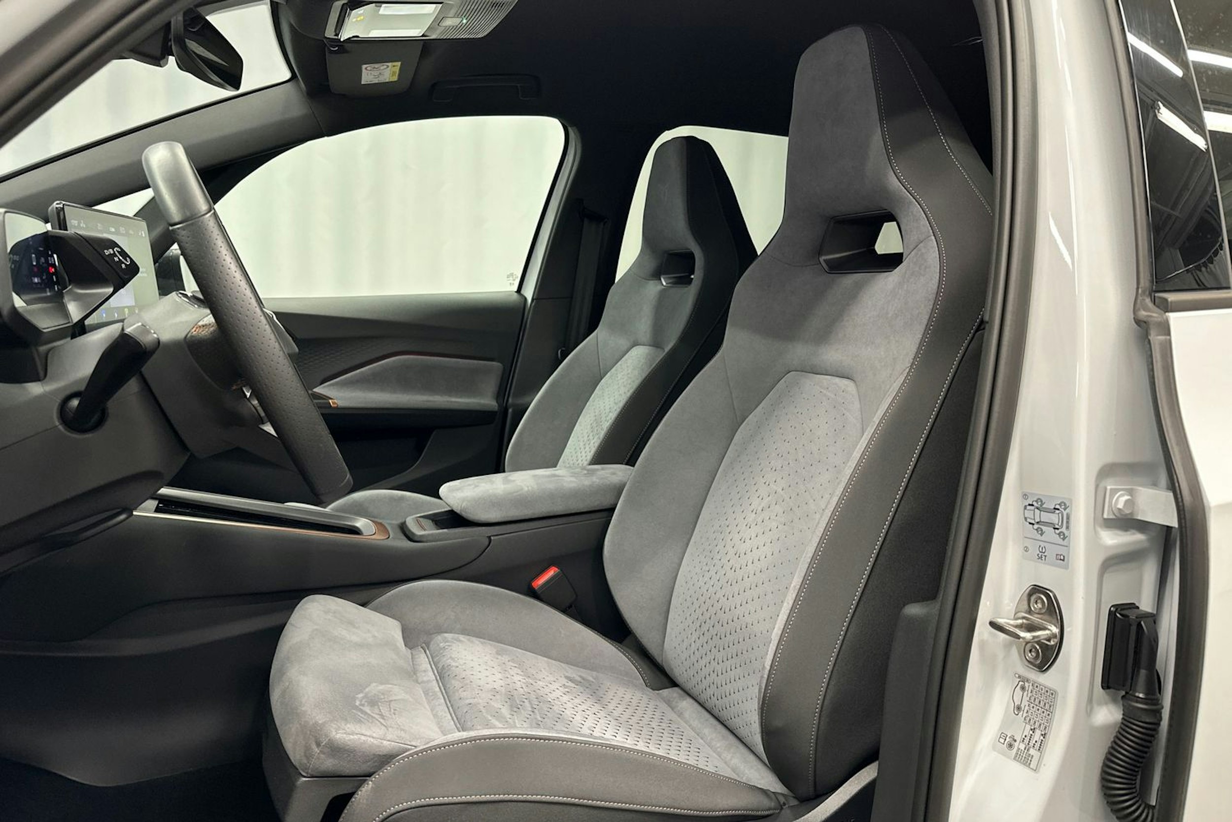 valkoinen CUPRA Born 2023 kuva 12.