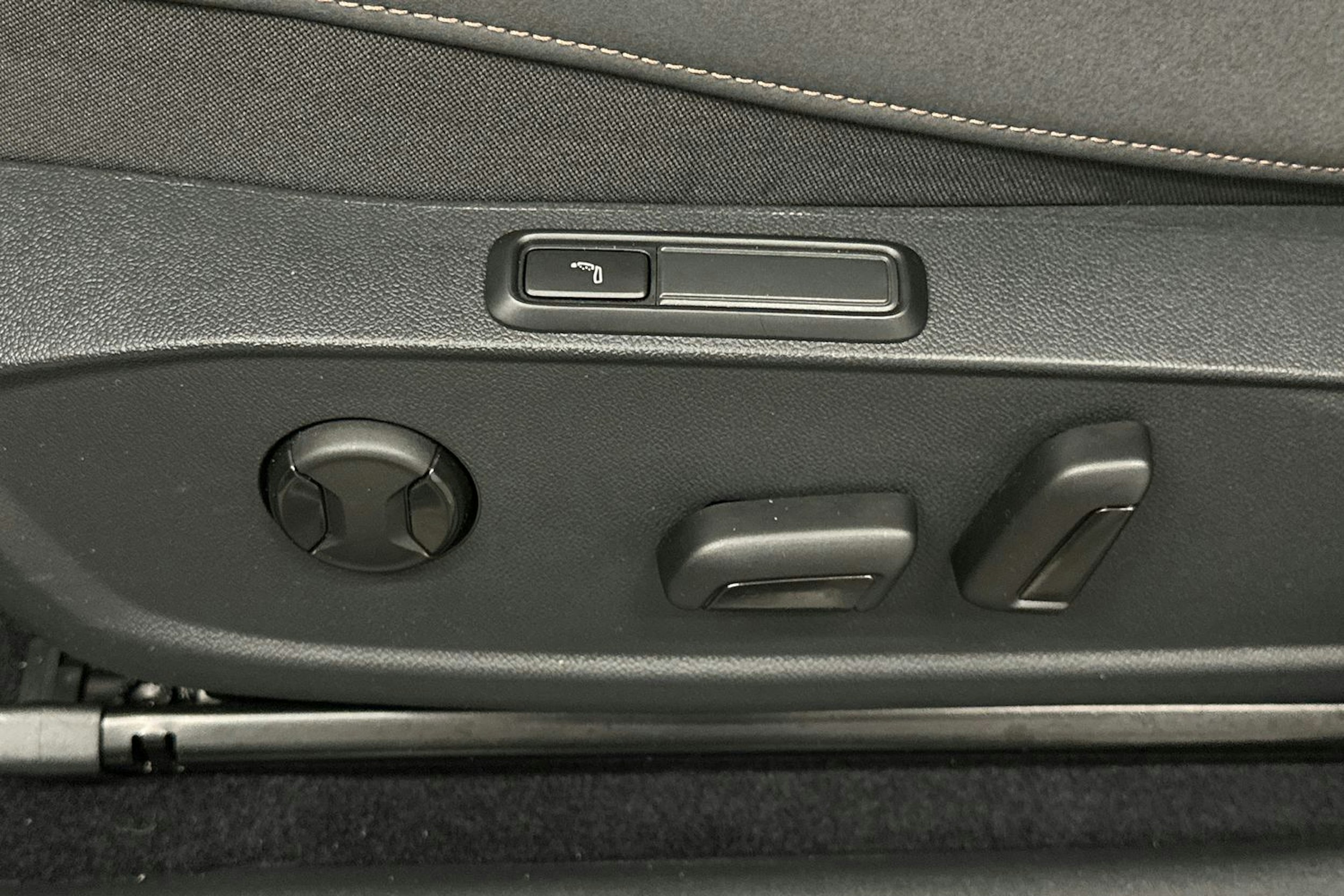 valkoinen CUPRA Born 2023 kuva 13.