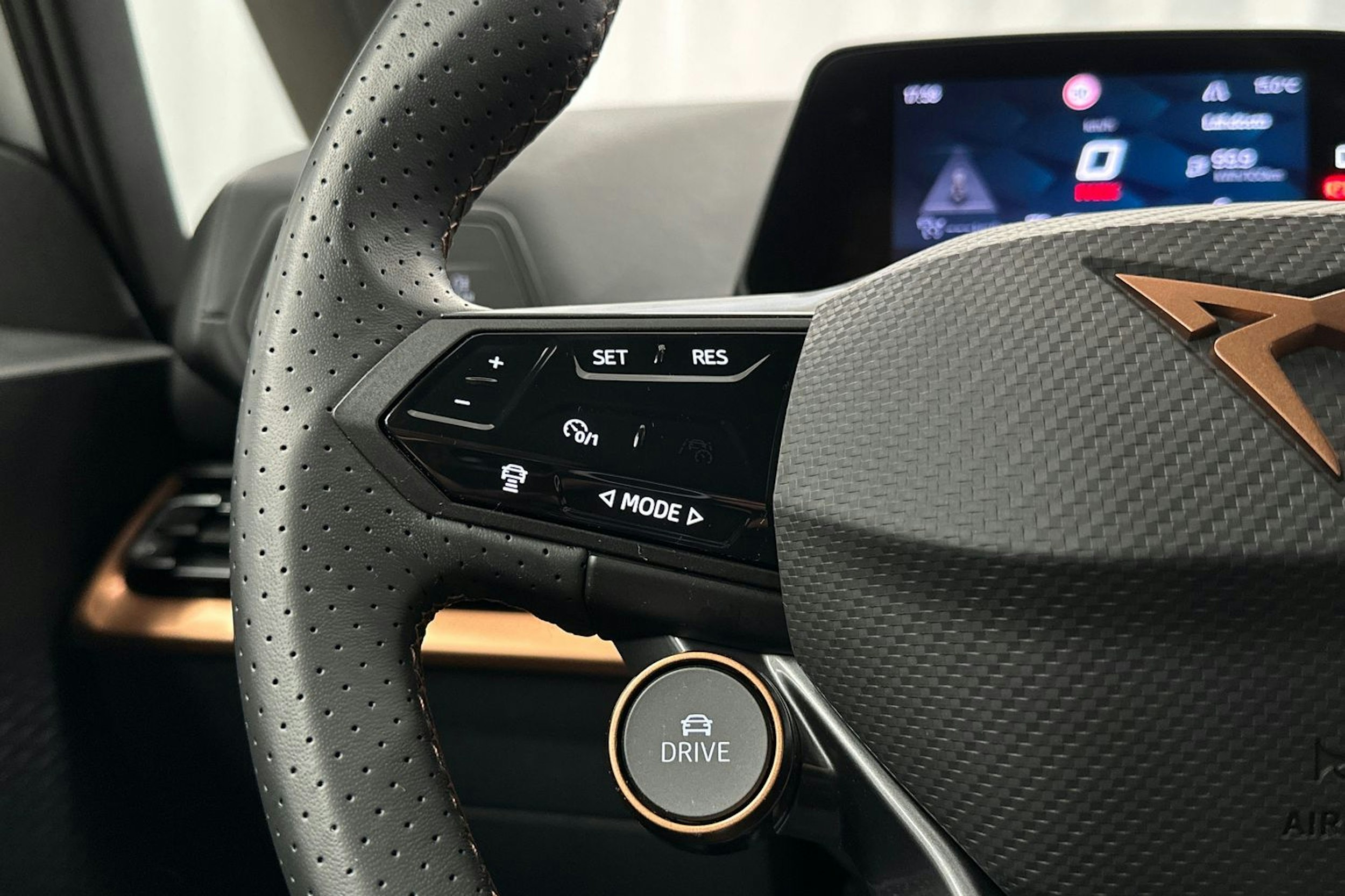 valkoinen CUPRA Born 2023 kuva 16.