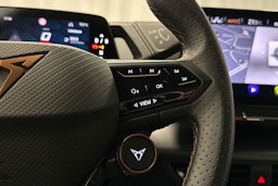 valkoinen CUPRA Born 2023 kuva 17.