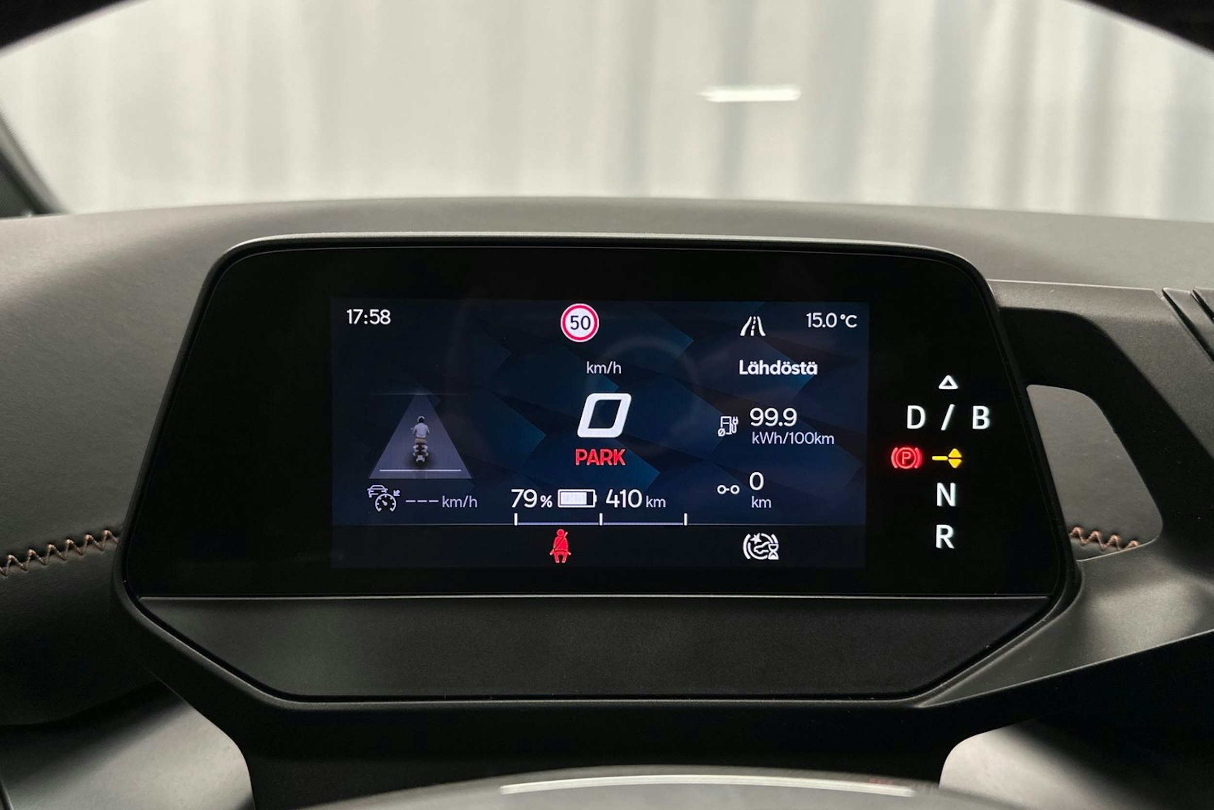 valkoinen CUPRA Born 2023 kuva 18.