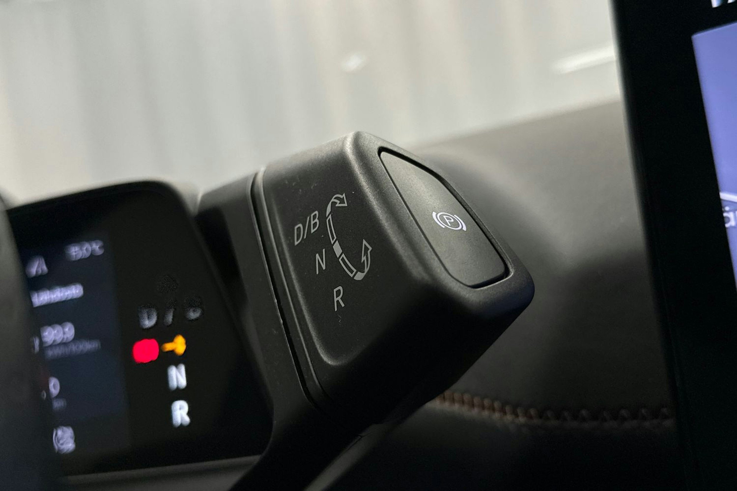 valkoinen CUPRA Born 2023 kuva 20.