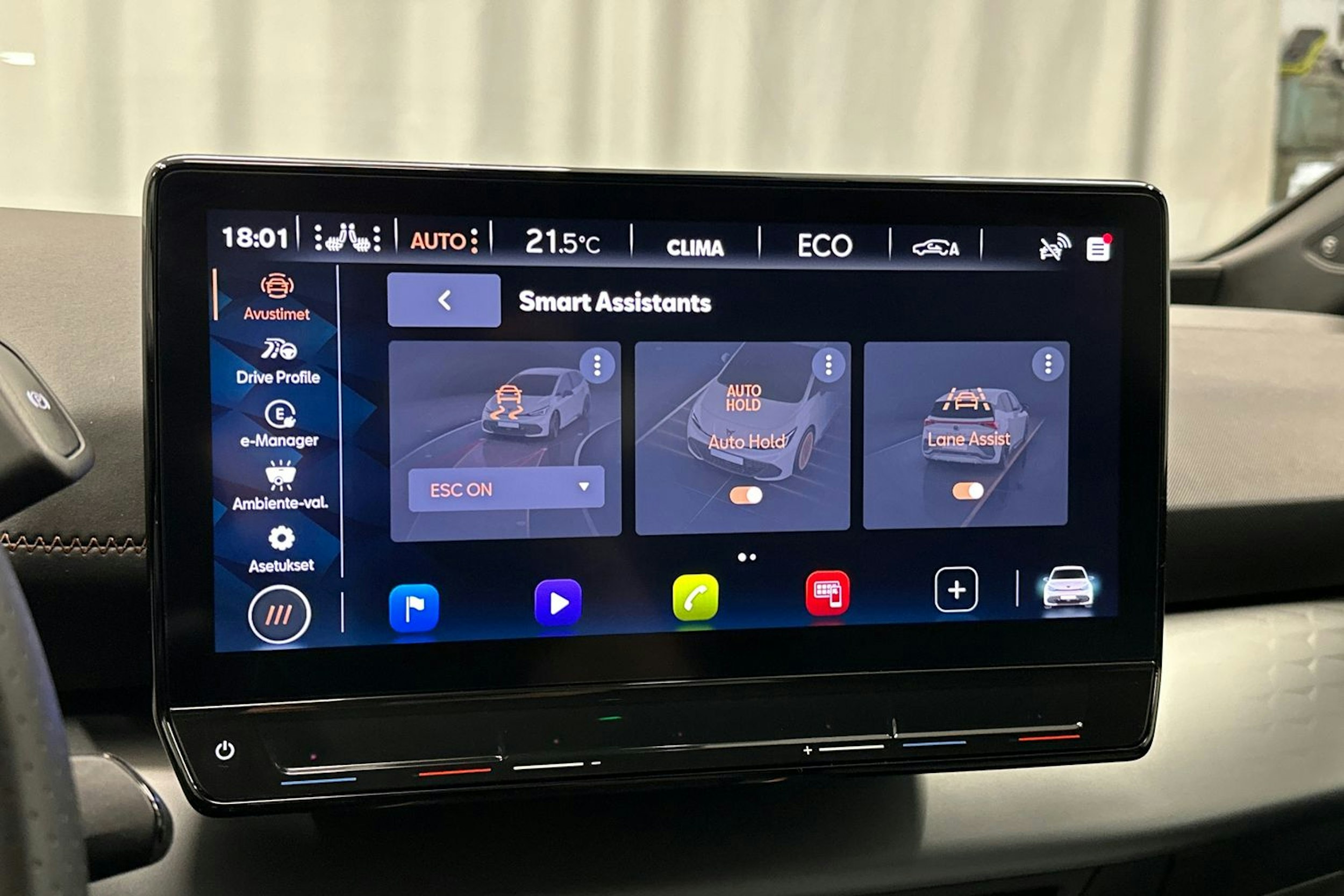 valkoinen CUPRA Born 2023 kuva 30.