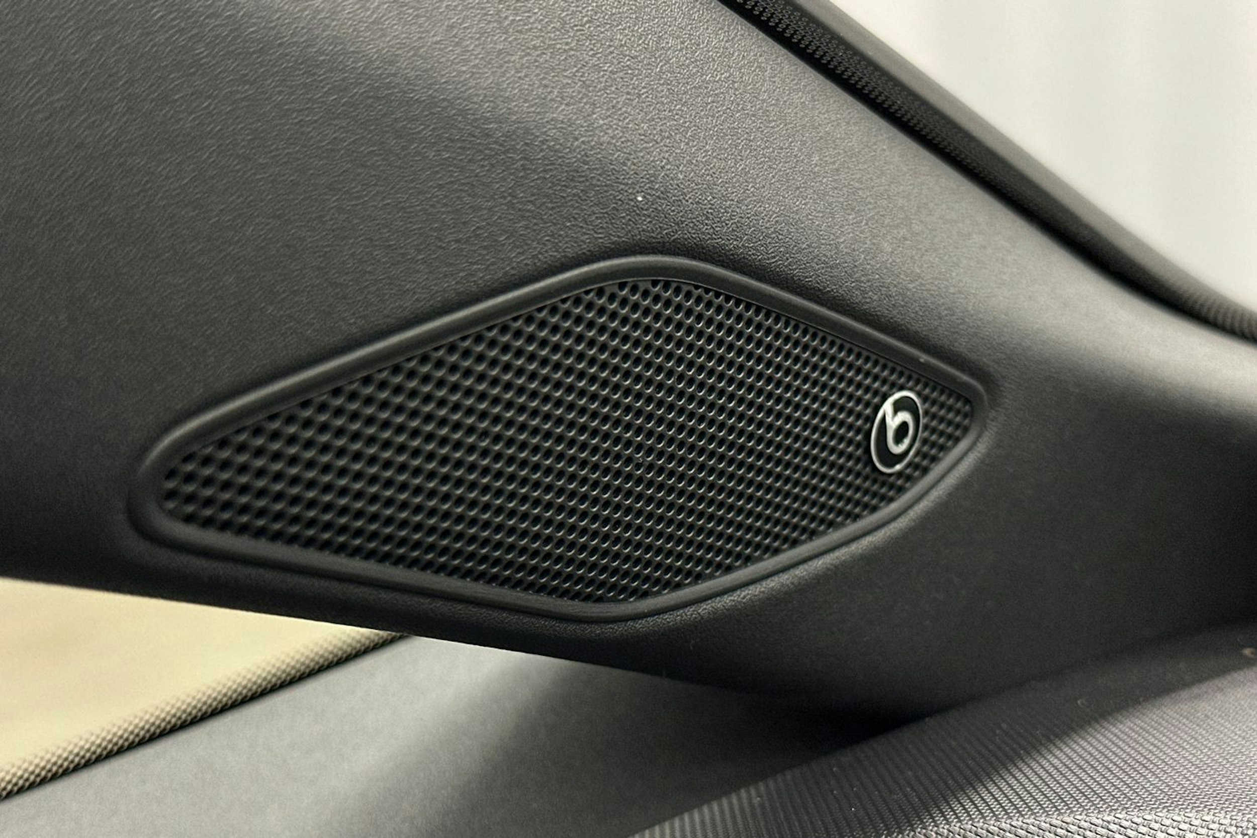 valkoinen CUPRA Born 2023 kuva 34.