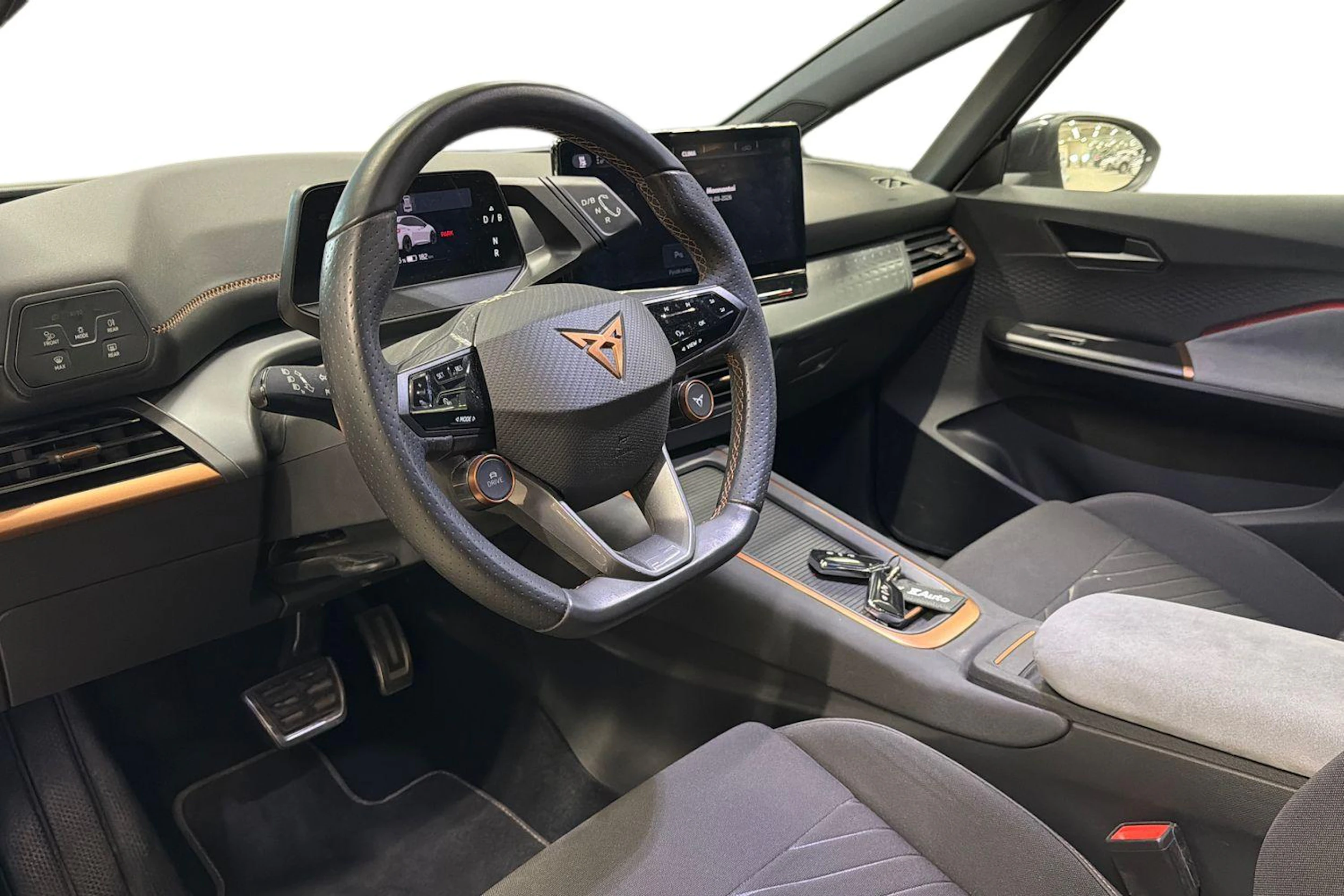 valkoinen CUPRA Born 2023 kuva 3.