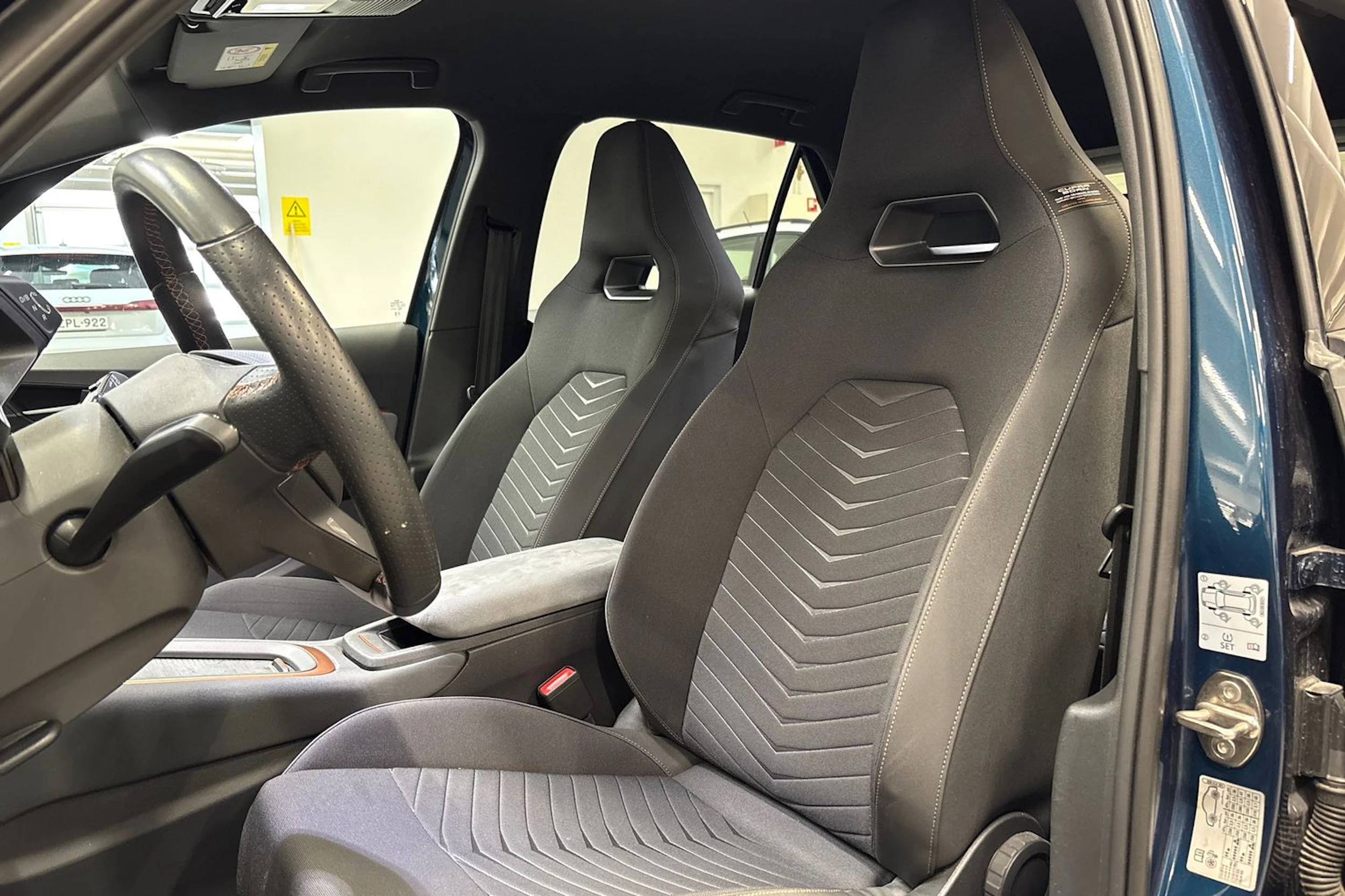 sininen CUPRA Born 2023 kuva 15.