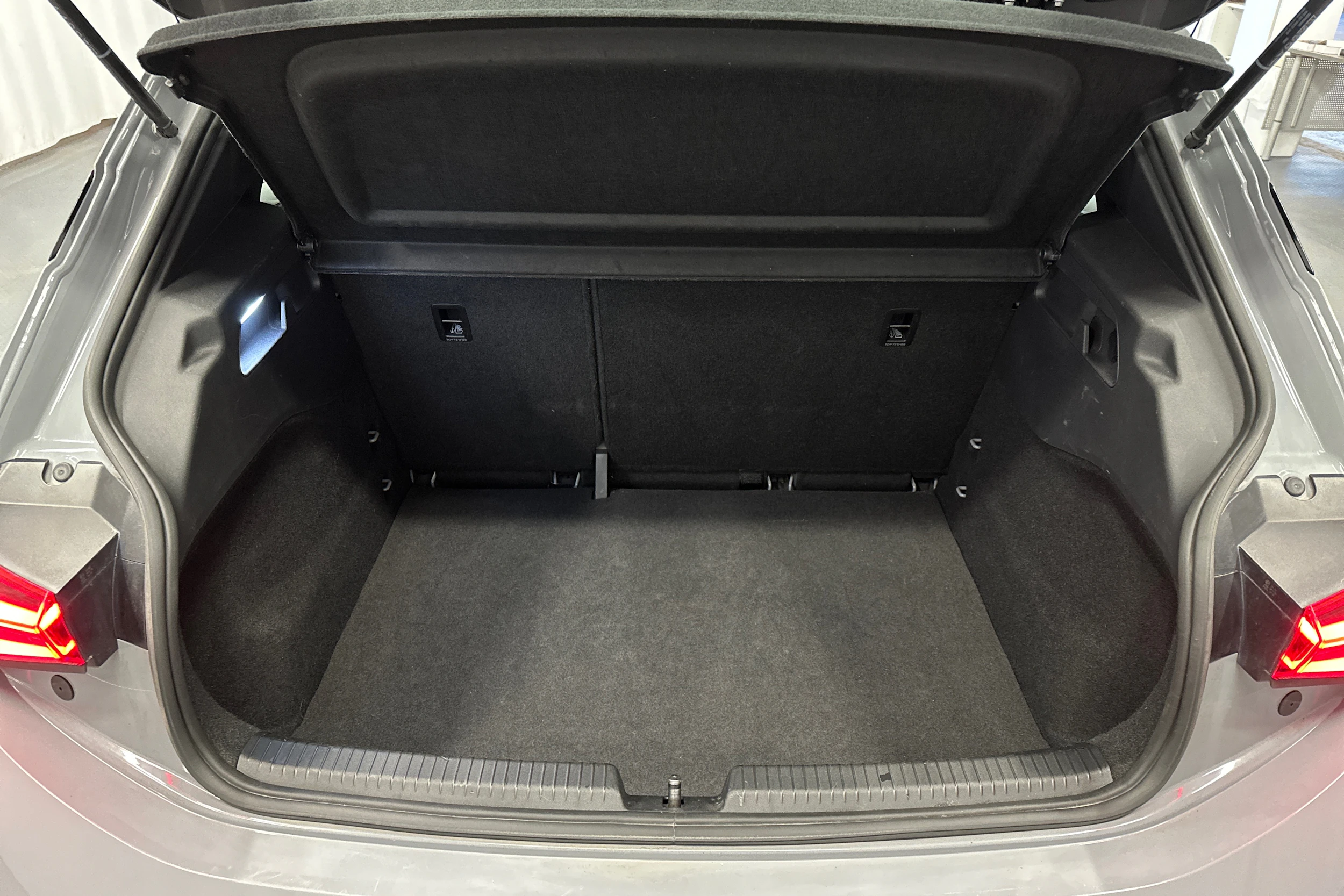 harmaa CUPRA Born 2023 kuva 15.