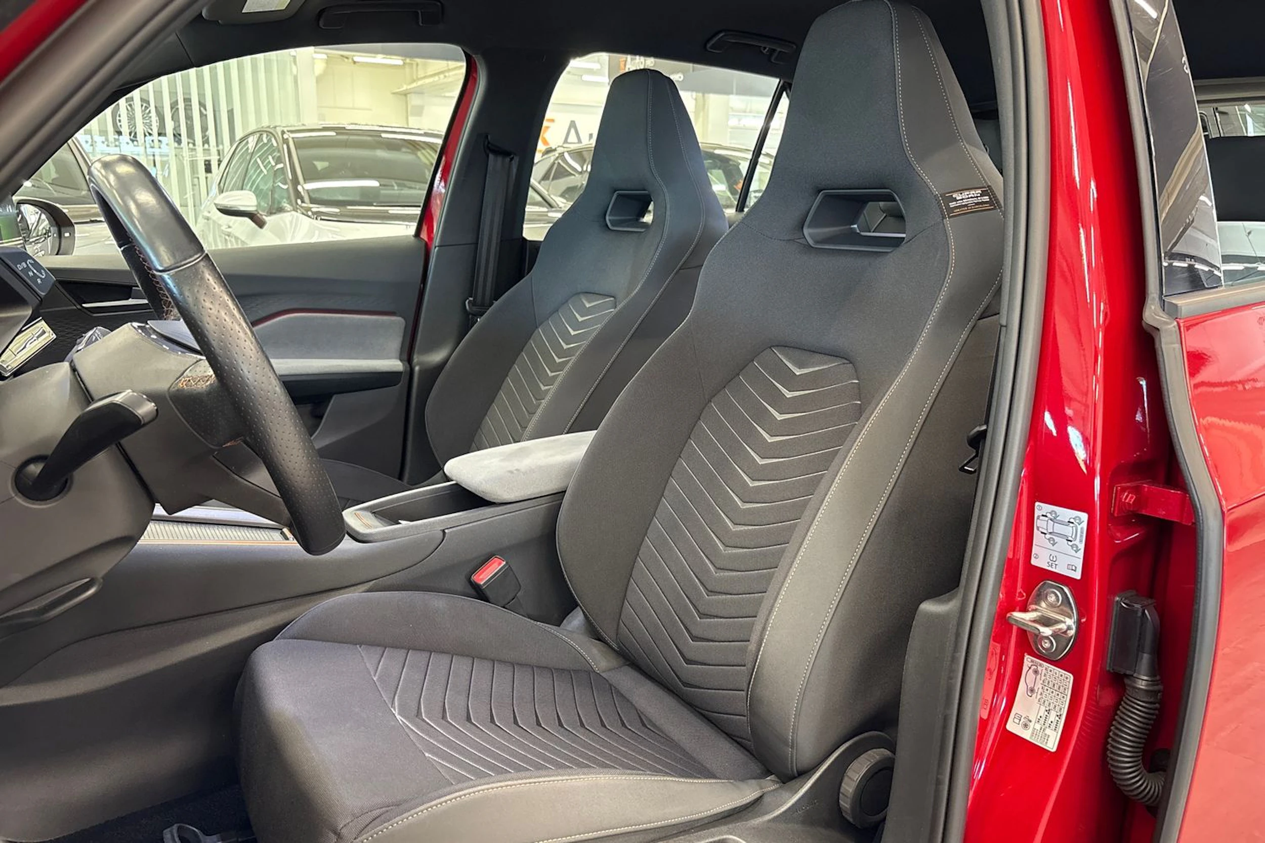 punainen CUPRA Born 2023 kuva 11.