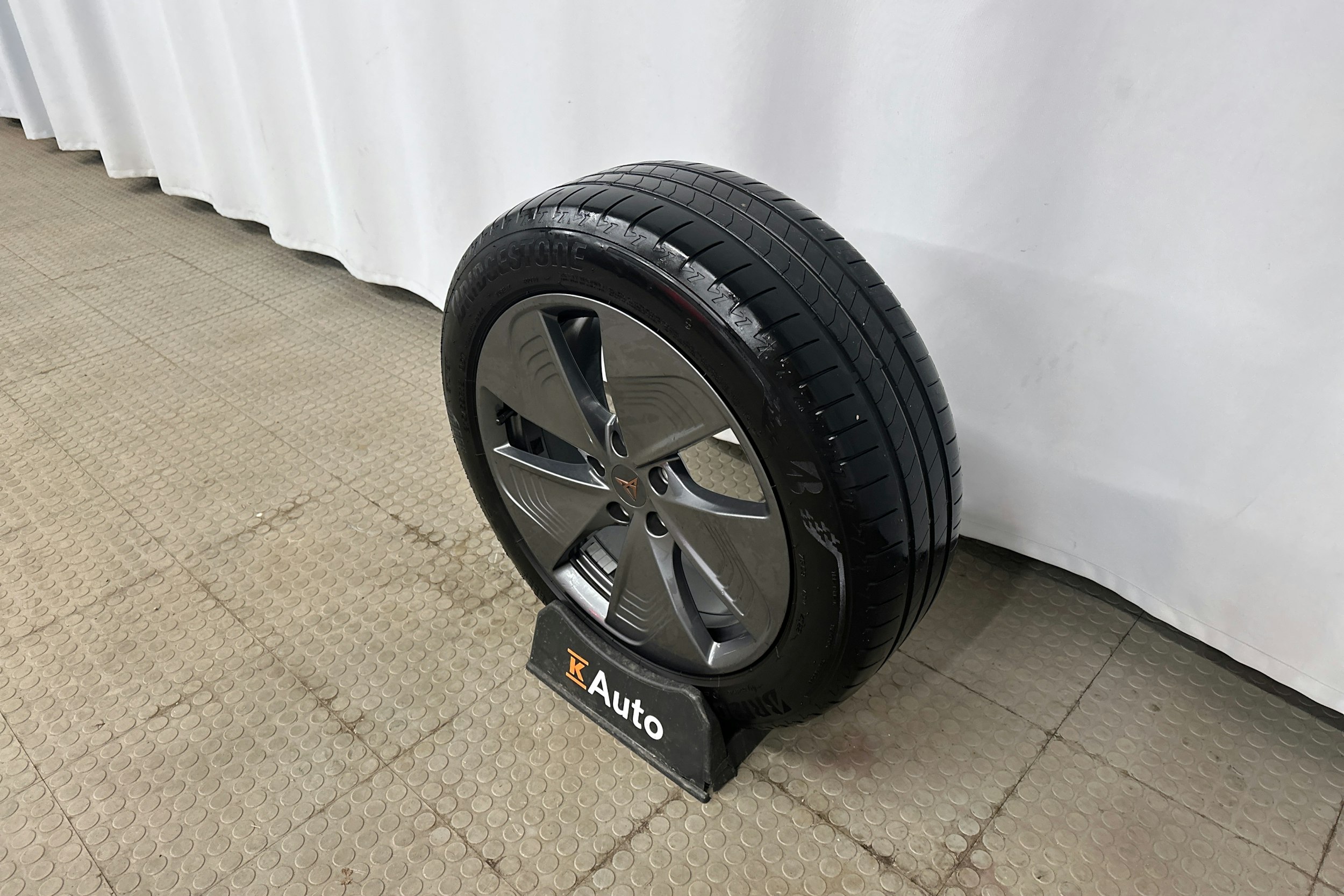 harmaa CUPRA Born 2023 kuva 13.