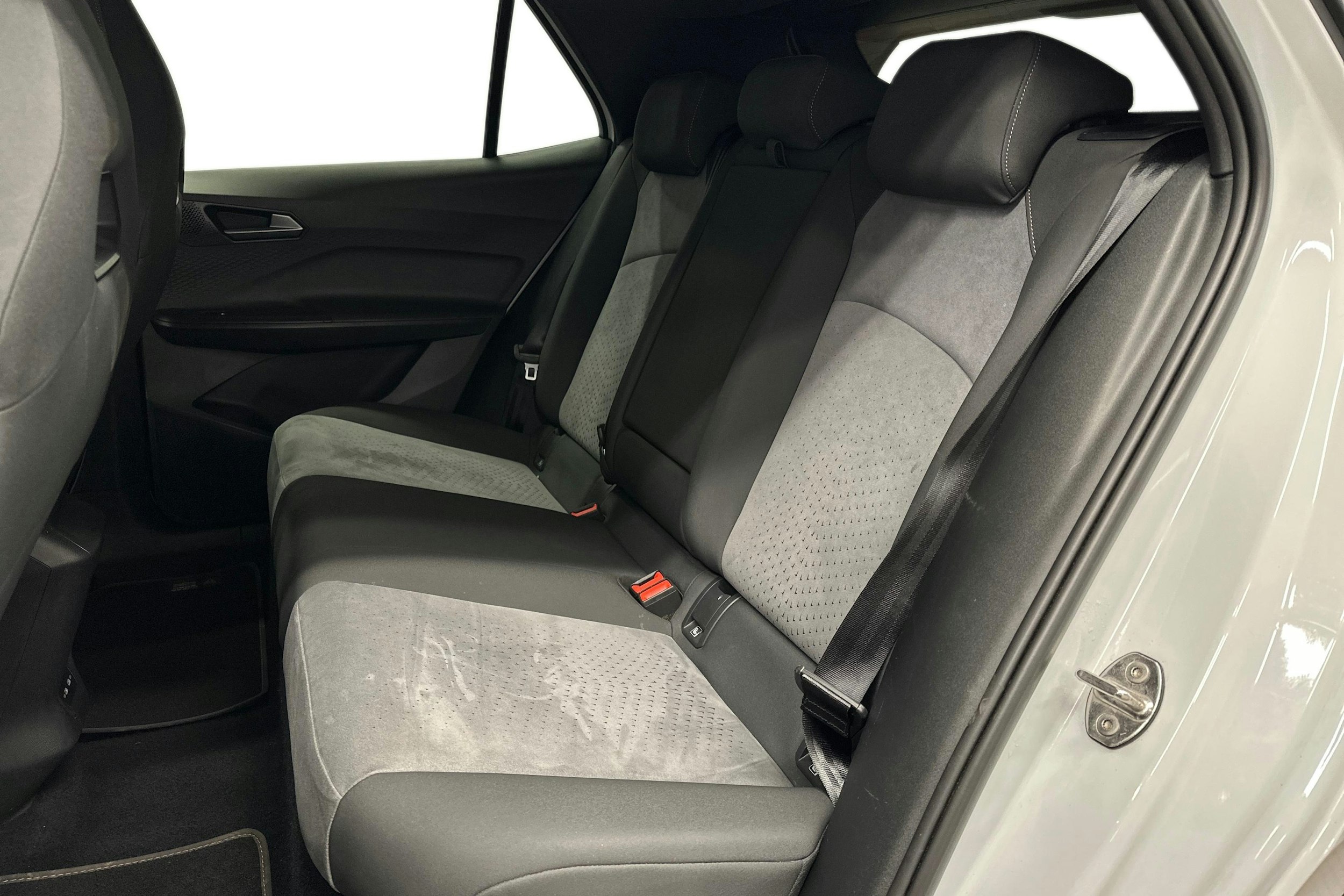 valkoinen CUPRA Born 2023 kuva 10.