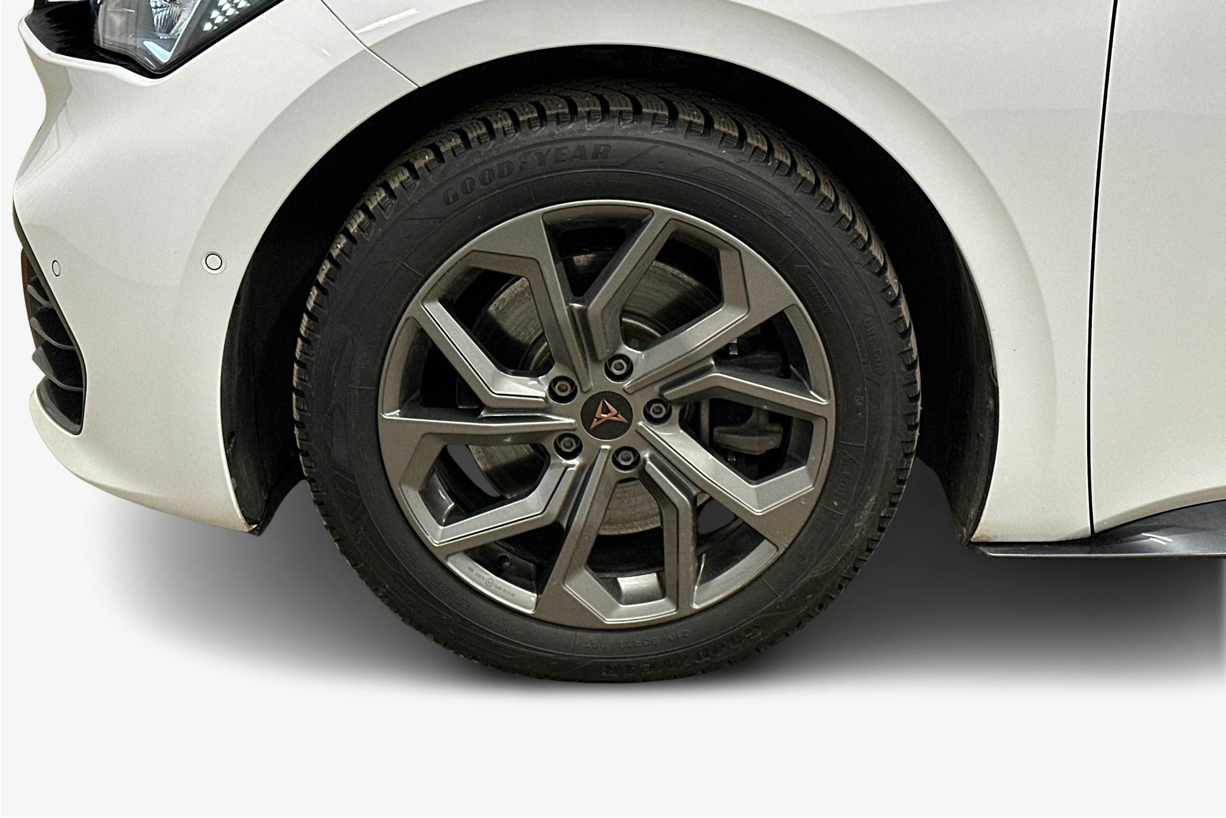 valkoinen CUPRA Born 2023 kuva 11.