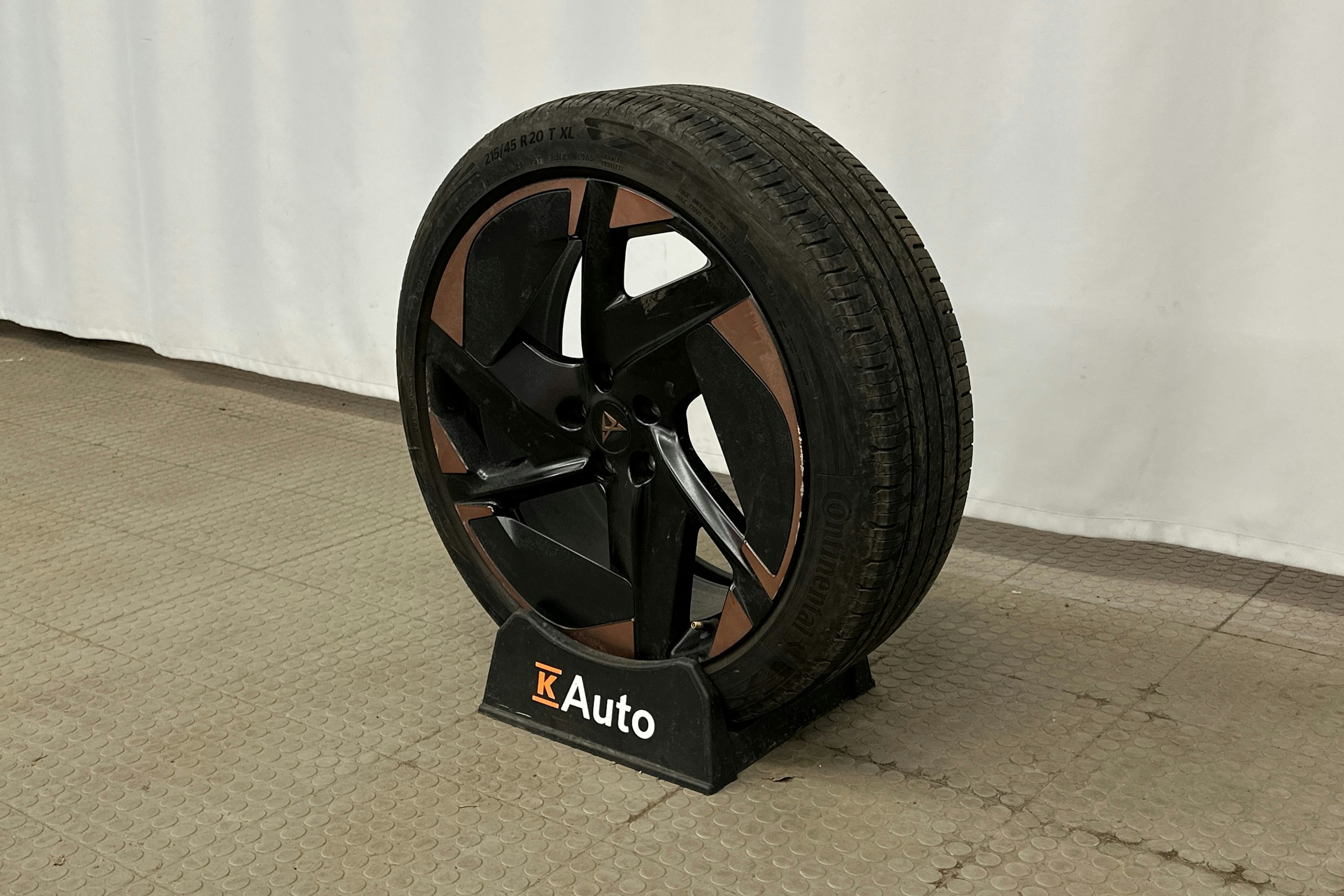 valkoinen CUPRA Born 2023 kuva 13.