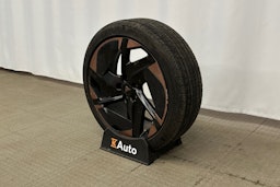 valkoinen CUPRA Born 2023 kuva 13.