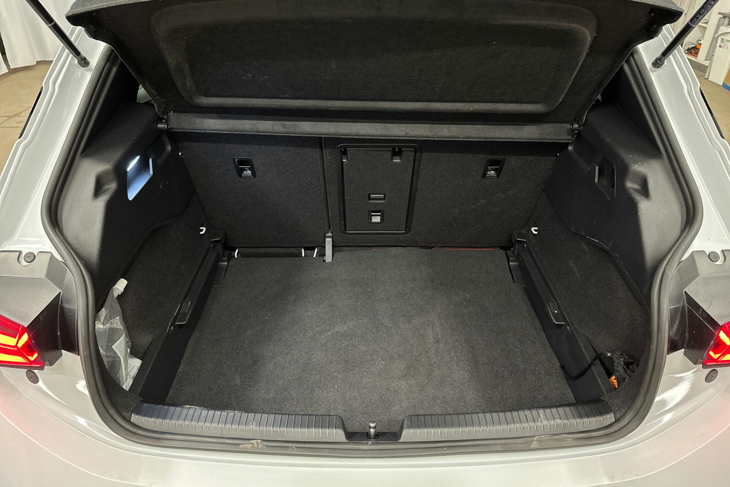 valkoinen CUPRA Born 2023 kuva 14.