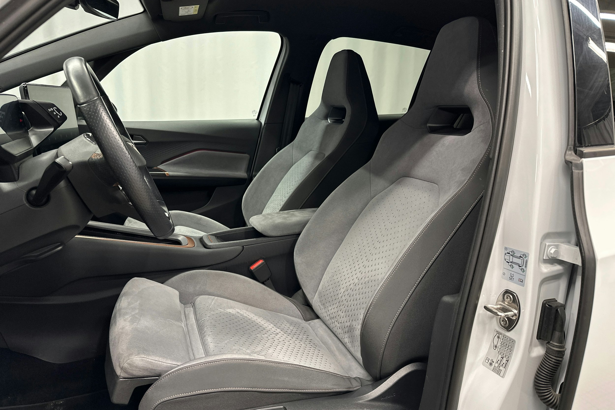 valkoinen CUPRA Born 2023 kuva 15.