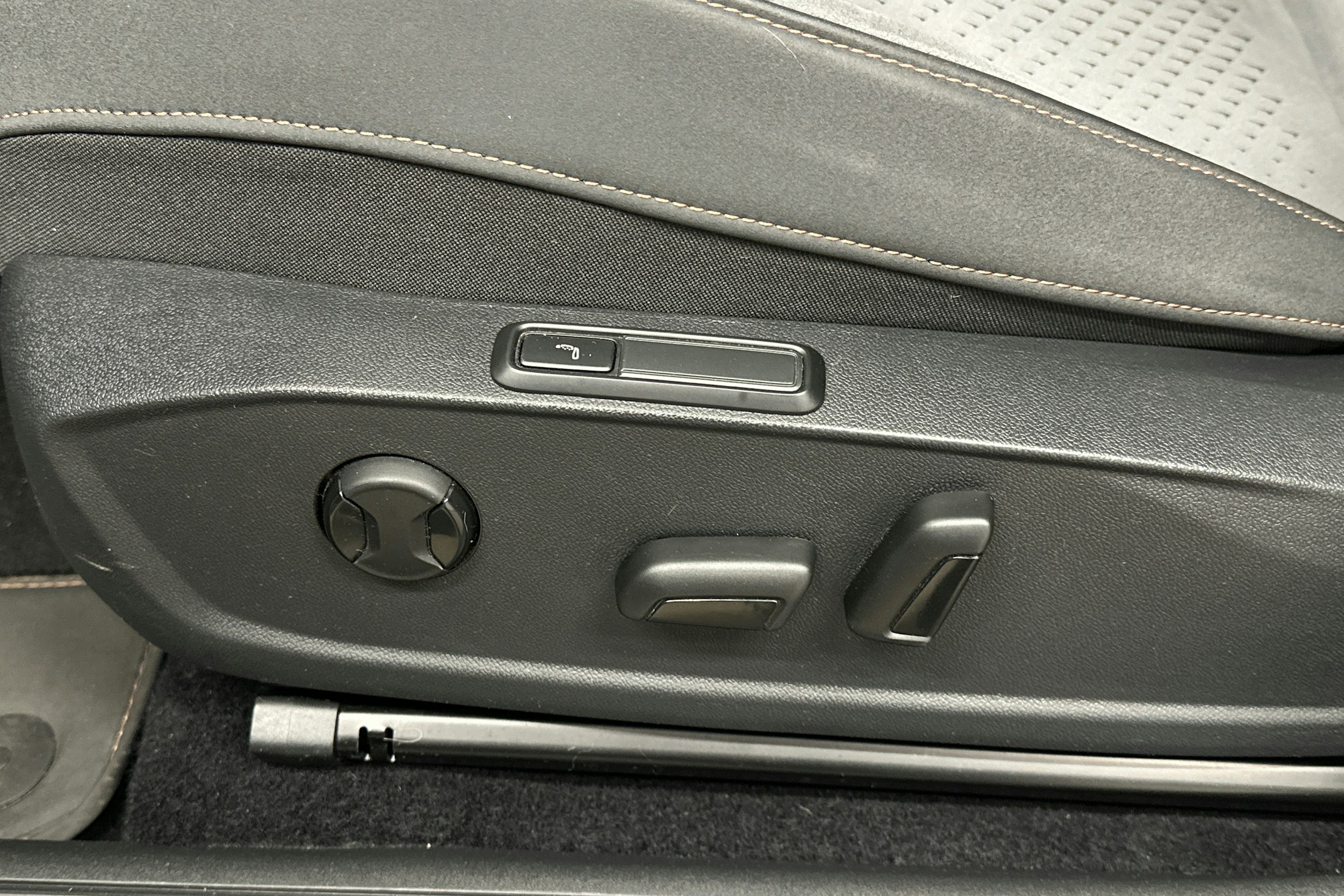 valkoinen CUPRA Born 2023 kuva 16.