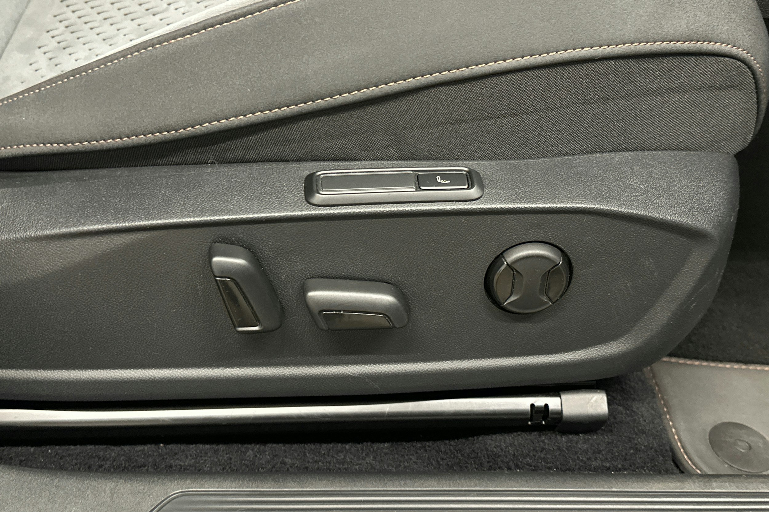 valkoinen CUPRA Born 2023 kuva 17.