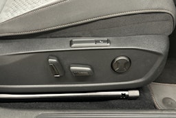 valkoinen CUPRA Born 2023 kuva 17.